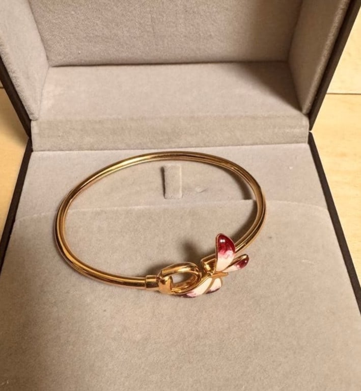 Gucci Butterfly Bracelet Bangle Yellow Gold with Original Box: Gucci Butterfly Bracelet Bangle Yellow Gold with Original Box Item Specifics: Brand: Gucci Type: Bracelet Metal Purity: 18 Color: Gold Style: Bangle Base Metal: Yellow Gold Material: Metal Metal: Yell