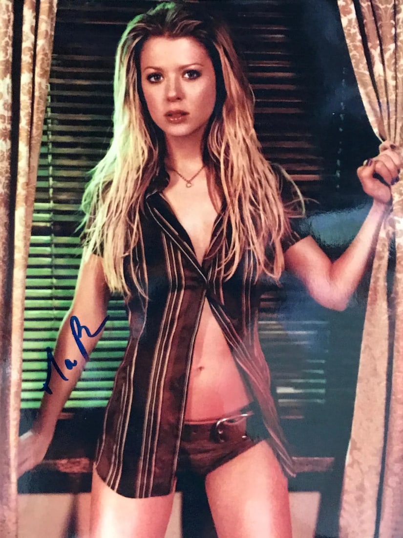 Tara Reid Autographed 8x10 Celebrity Photo: Tara Reid Autographed 8x10 Celebrity Photo Tara Reid's 8x10 celebrity photo bears her signature in blue sharpie across the front. The item is an official, signed photograph. It is an 8x10 inch photo. 