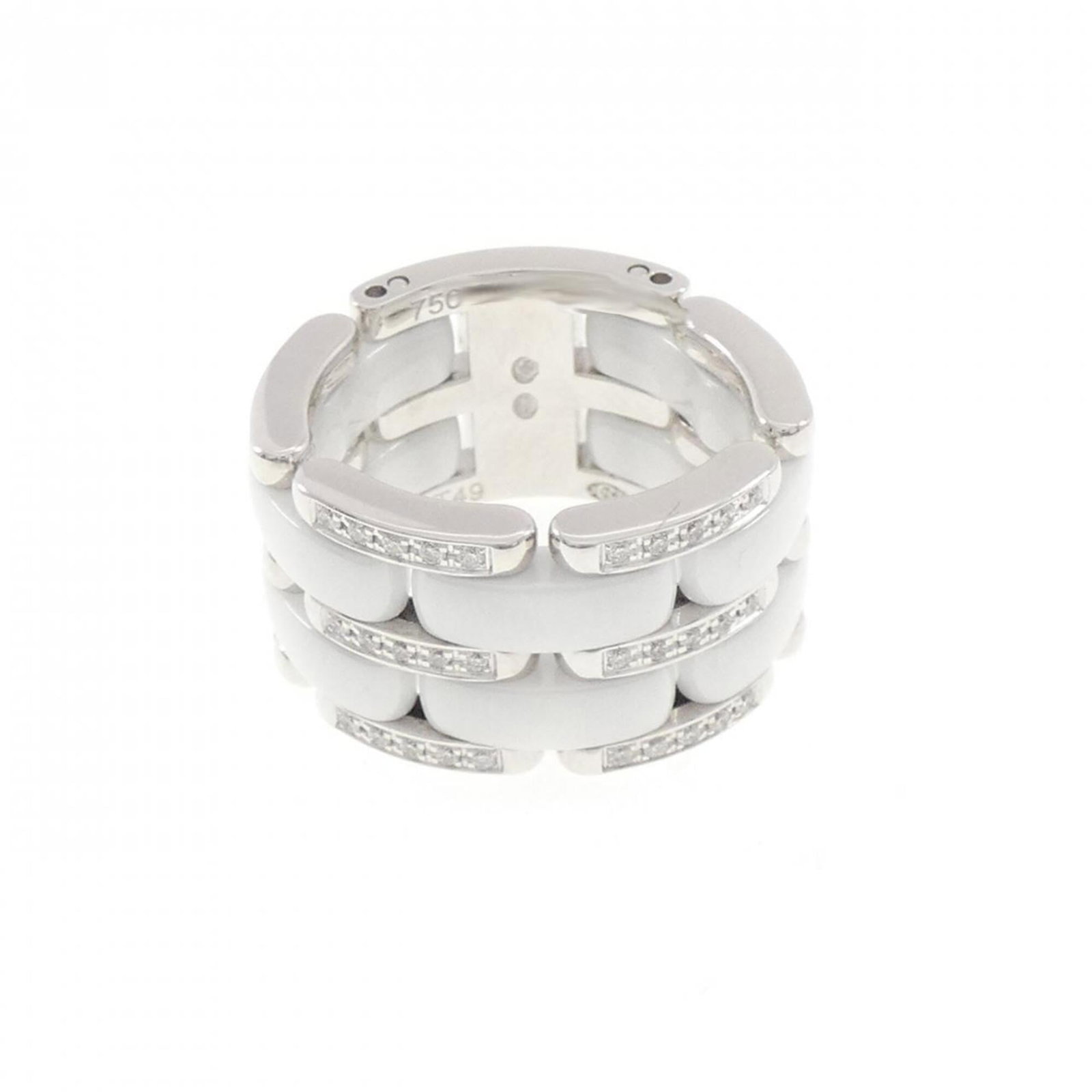 Ceramic ring in white gold band from Chanel.: Ceramic ring in white gold band from Chanel. Ceramic ring in white gold band from Chanel, with ceramic material and 18K white gold band. This band ring features a notable ceramic design element, set a