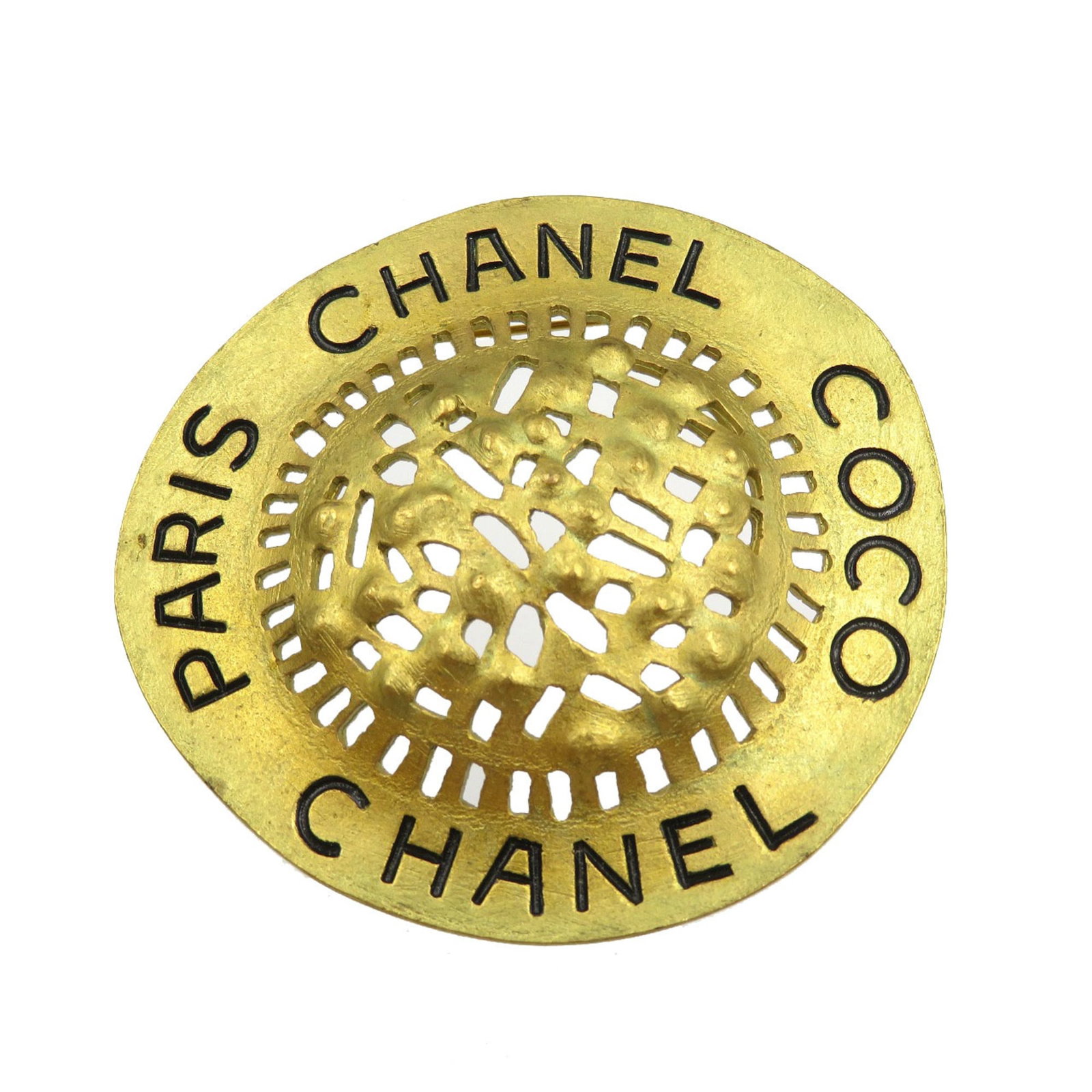 Metal brooch by Chanel: Metal brooch by Chanel Made in France, this gold metal brooch by Chanel boasts a sleek design with a sizeable presence at 7cm x 7cm. The simplicity and elegance of its form make it a striking accessor