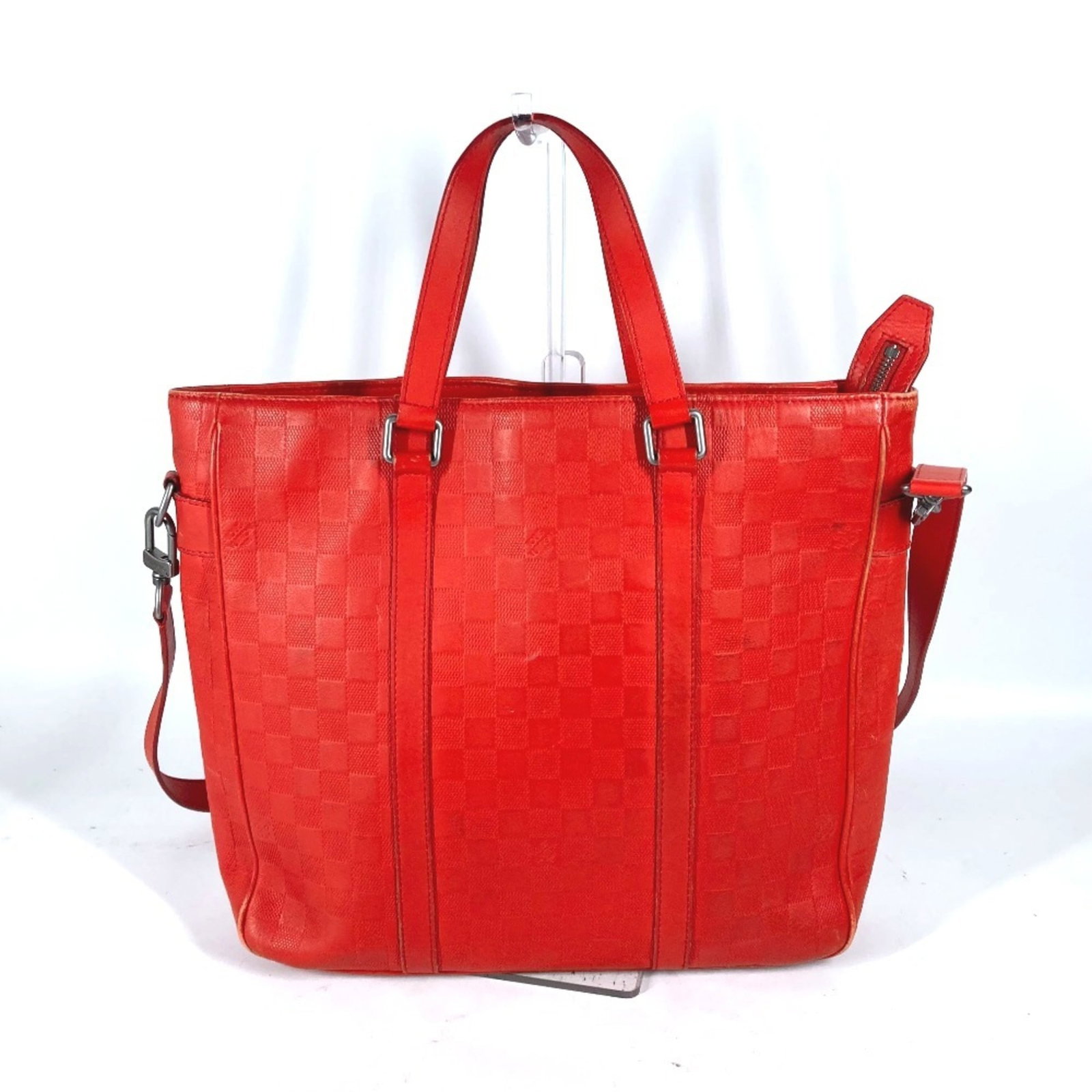Leather Damier Infini Bag Tote Vuitton Shoulder Louis: Leather Damier Infini Bag Tote Vuitton Shoulder Louis Damier Infini, the iconic Louis Vuitton pattern, adorns this sleek leather tote bag in Fusion and Orange hues. Measuring 32.5cm x 35cm x 8.5cm, it