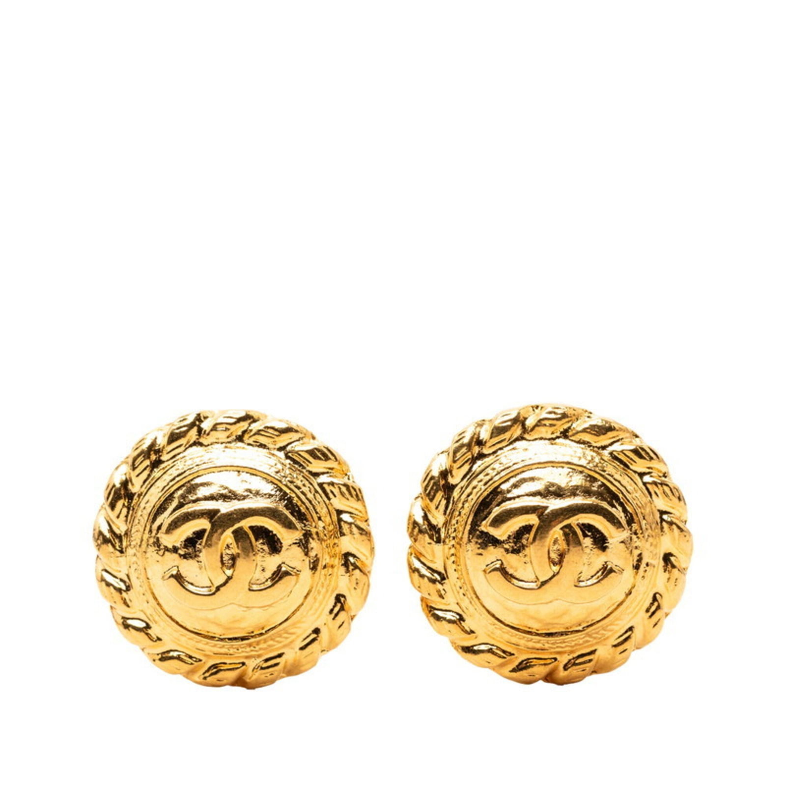 Clip earrings in gold plating by Chanel: Clip earrings in gold plating by Chanel Clip earrings in gold plating by Chanel, featuring a sleek and sophisticated design. Made from high-quality gold plating, these elegant earrings are a stylish a