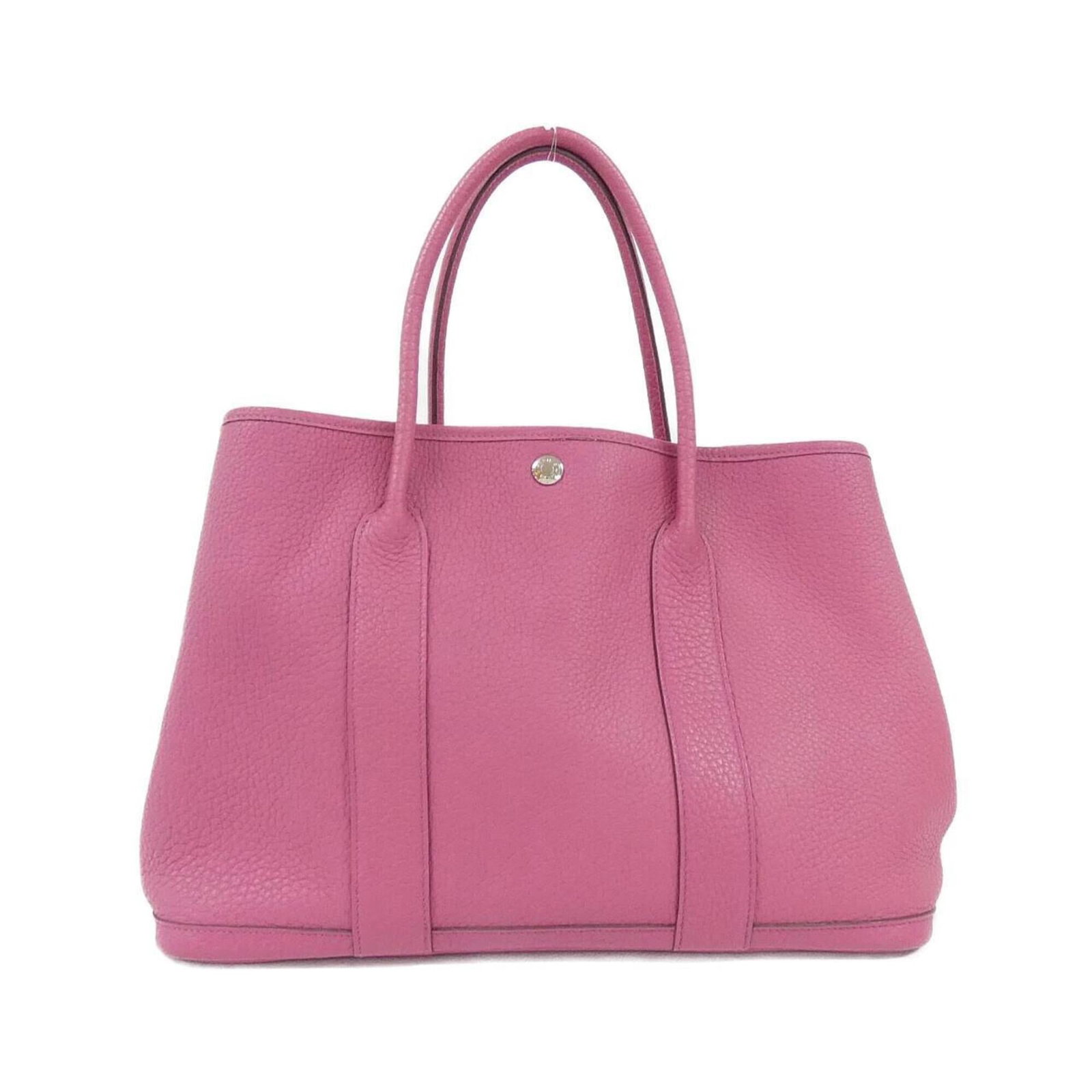 Handbag Fjord Leather Hermes: Handbag Fjord Leather Hermes Tosca Fjord leather, a rich and sophisticated material, adorns this elegant handbag from the Hermes line. Measuring 26cm x 36cm x 18cm, it features silver hardware and a