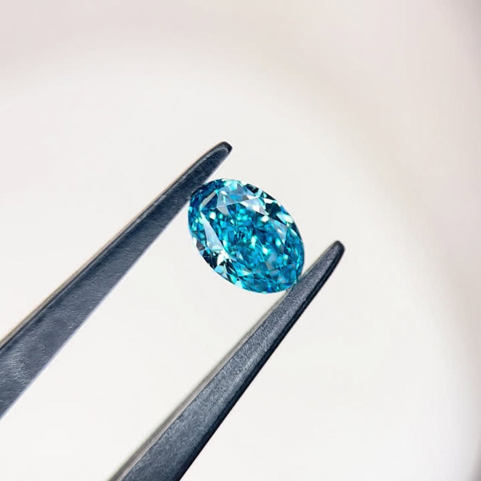 IGI Oval 1.04ct Fancy Vivid Blue VVS1 - Loose Lab Diamond: IGI Oval 1.04ct Fancy Vivid Blue VVS1 - Loose Lab Diamond Item Specifics: Source: This Is A Real Diamond Grown In A Lab Not Mined. Carat: 1.04 Cut: - Color: Fancy Vivid Blue Clarity: VVS1 Polish: EX S