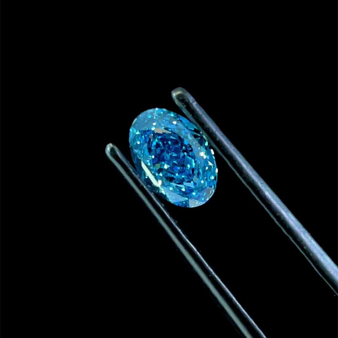 IGI Oval 1.04ct Fancy Vivid Blue VVS2 - Loose Lab Diamond: IGI Oval 1.04ct Fancy Vivid Blue VVS2 - Loose Lab Diamond Item Specifics: Source: This Is A Real Diamond Grown In A Lab Not Mined. Carat: 1.04 Cut: - Color: Fancy Vivid Blue Clarity: VVS2 Polish: EX S