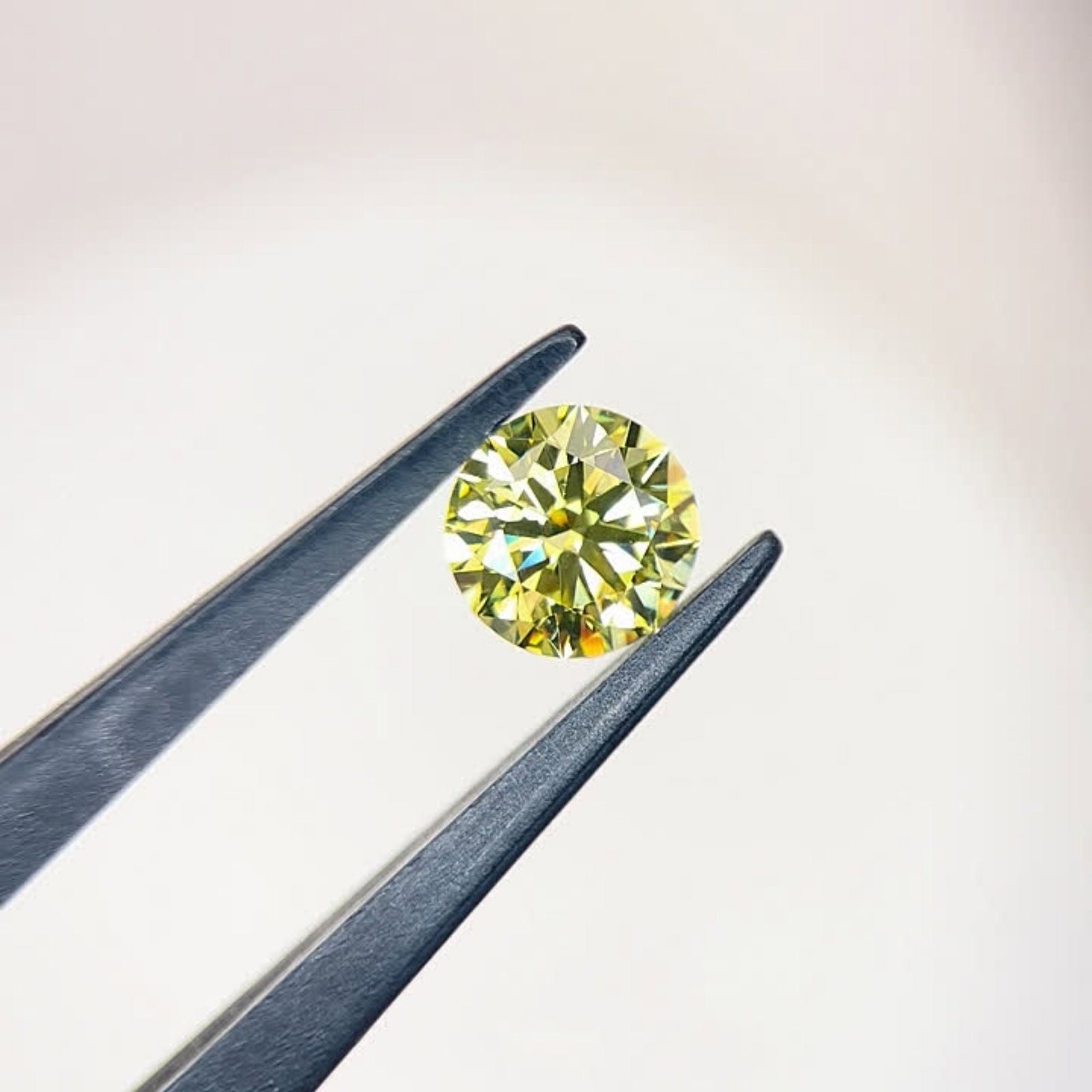 IGI Round 1.39ct Fancy Intense Yellow VVS1 - Ideal Loose Lab Diamond: IGI Round 1.39ct Fancy Intense Yellow VVS1 - Ideal Loose Lab Diamond Item Specifics: Source: This Is A Real Diamond Grown In A Lab Not Mined. Carat: 1.39 Cut: ID Color: Fancy Intense Yellow Clarity: V