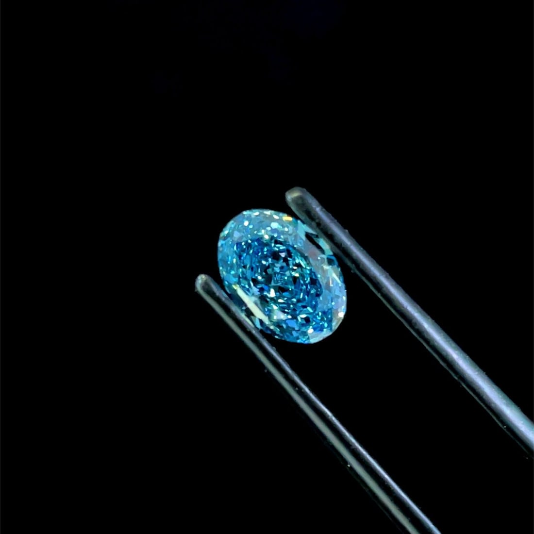 IGI Oval 1.05ct Fancy Vivid Blue VVS2 - Loose Lab Diamond: IGI Oval 1.05ct Fancy Vivid Blue VVS2 - Loose Lab Diamond Item Specifics: Source: This Is A Real Diamond Grown In A Lab Not Mined. Carat: 1.05 Cut: - Color: Fancy Vivid Blue Clarity: VVS2 Polish: EX S