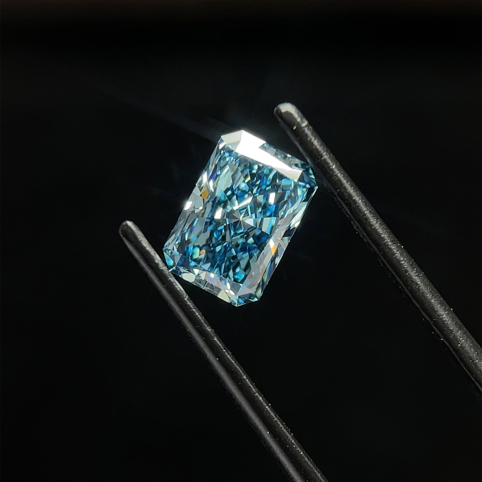 Radiant 1.51ct Blue VVS2 - Loose Lab Diamond: Radiant 1.51ct Blue VVS2 - Loose Lab Diamond Item Specifics: Source: This Is A Real Diamond Grown In A Lab Not Mined. Carat: 1.51 Cut: - Color: Blue Clarity: VVS2 Polish: EX Symmetry: EX