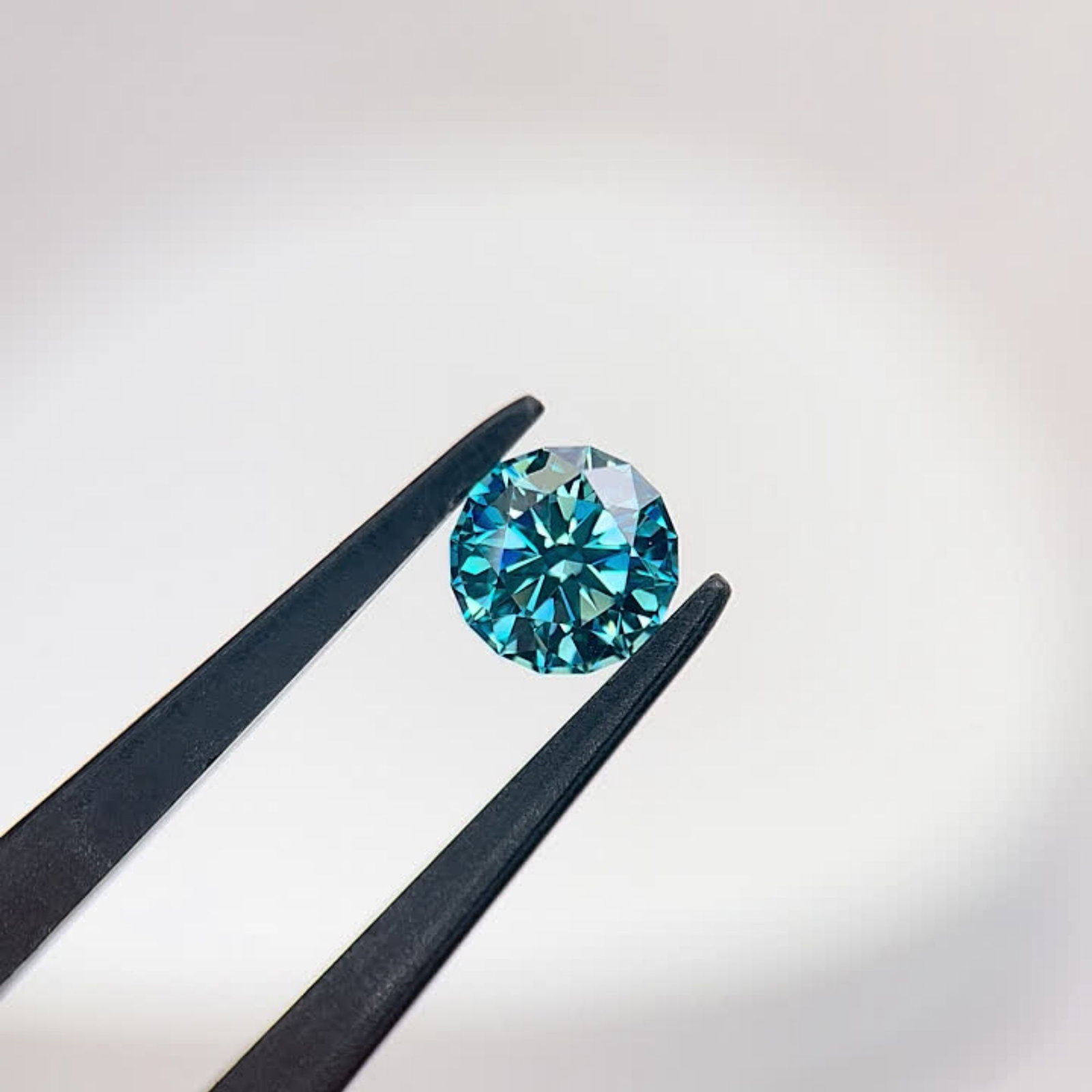 IGI Round 1.05ct Fancy Vivid Blue VVS2 - Loose Lab Diamond: IGI Round 1.05ct Fancy Vivid Blue VVS2 - Loose Lab Diamond Item Specifics: Source: This Is A Real Diamond Grown In A Lab Not Mined. Carat: 1.05 Cut: Color: Fancy Vivid Blue Clarity: VVS2 Polish: EX Sy