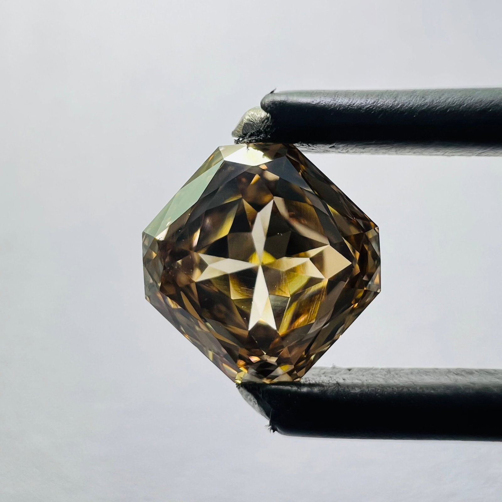 Square 0.86ct Brown VVS2 - Loose Lab Diamond: Square 0.86ct Brown VVS2 - Loose Lab Diamond Item Specifics: Source: This Is A Real Diamond Grown In A Lab Not Mined. Carat: 0.86 Cut: - Color: Brown Clarity: VVS2 Polish: VG Symmetry: VG Measurements