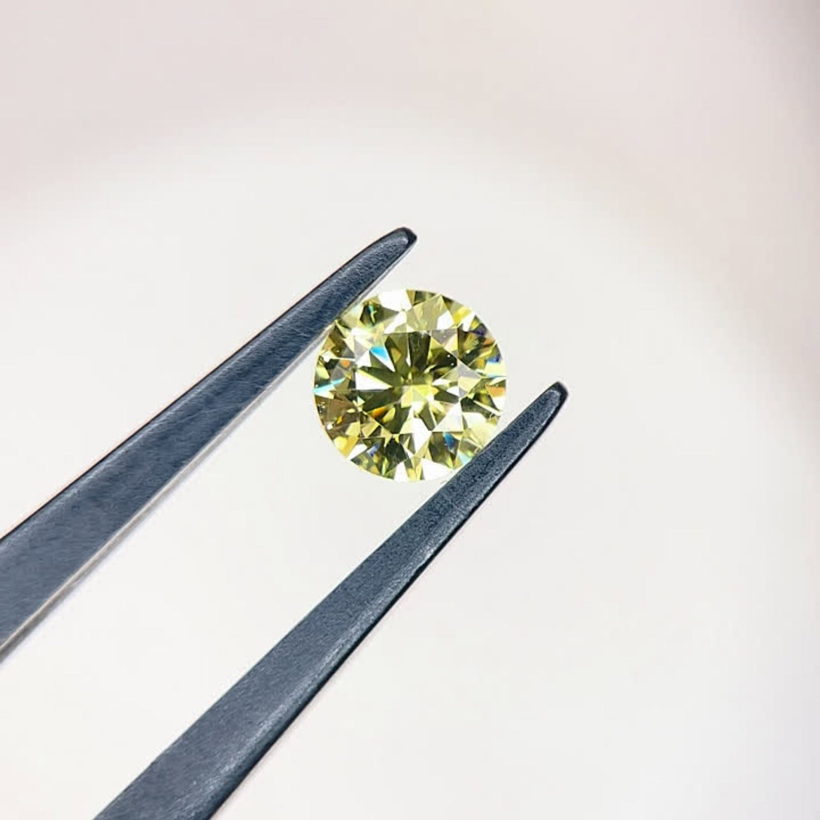IGI Round 1.23ct Fancy Intense Yellow VVS2 - Ideal Loose Lab Diamond: IGI Round 1.23ct Fancy Intense Yellow VVS2 - Ideal Loose Lab Diamond Item Specifics: Source: This Is A Real Diamond Grown In A Lab Not Mined. Carat: 1.23 Cut: ID Color: Fancy Intense Yellow Clarity: V