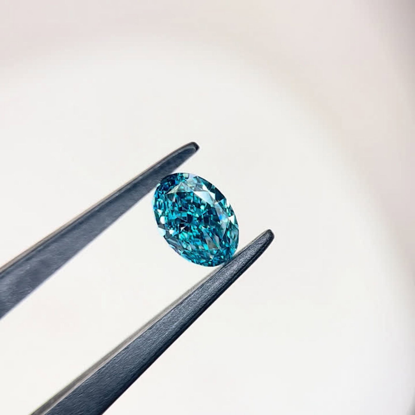IGI Oval 1.05ct Fancy Vivid Blue VVS1 - Loose Lab Diamond: IGI Oval 1.05ct Fancy Vivid Blue VVS1 - Loose Lab Diamond Item Specifics: Source: This Is A Real Diamond Grown In A Lab Not Mined. Carat: 1.05 Cut: - Color: Fancy Vivid Blue Clarity: VVS1 Polish: EX S