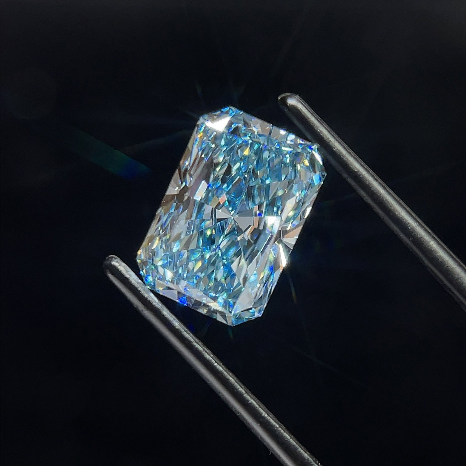 IGI Radiant 3.56ct Fancy Vivid Blue VVS2 - Loose Lab Diamond: IGI Radiant 3.56ct Fancy Vivid Blue VVS2 - Loose Lab Diamond Item Specifics: Source: This Is A Real Diamond Grown In A Lab Not Mined. Carat: 3.56 Cut: - Color: Fancy Vivid Blue Clarity: VVS2 Polish: E