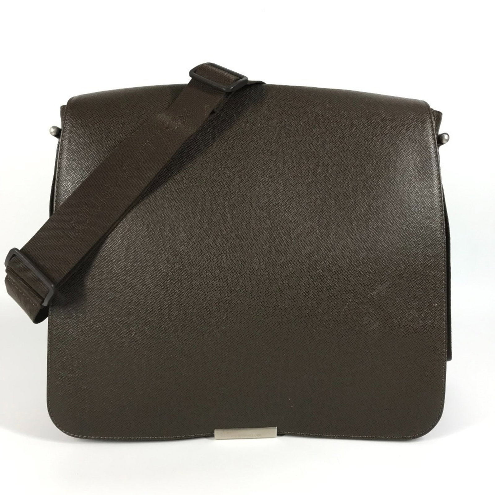 Louis Vuitton Messenger Bag Shoulder Bag Taiga Leather: Louis Vuitton Messenger Bag Shoulder Bag Taiga Leather Taiga leather gives this Louis Vuitton Messenger Bag Shoulder Bag its distinctive look and feel. The bag's brown, Grizzly color adds a touch of s
