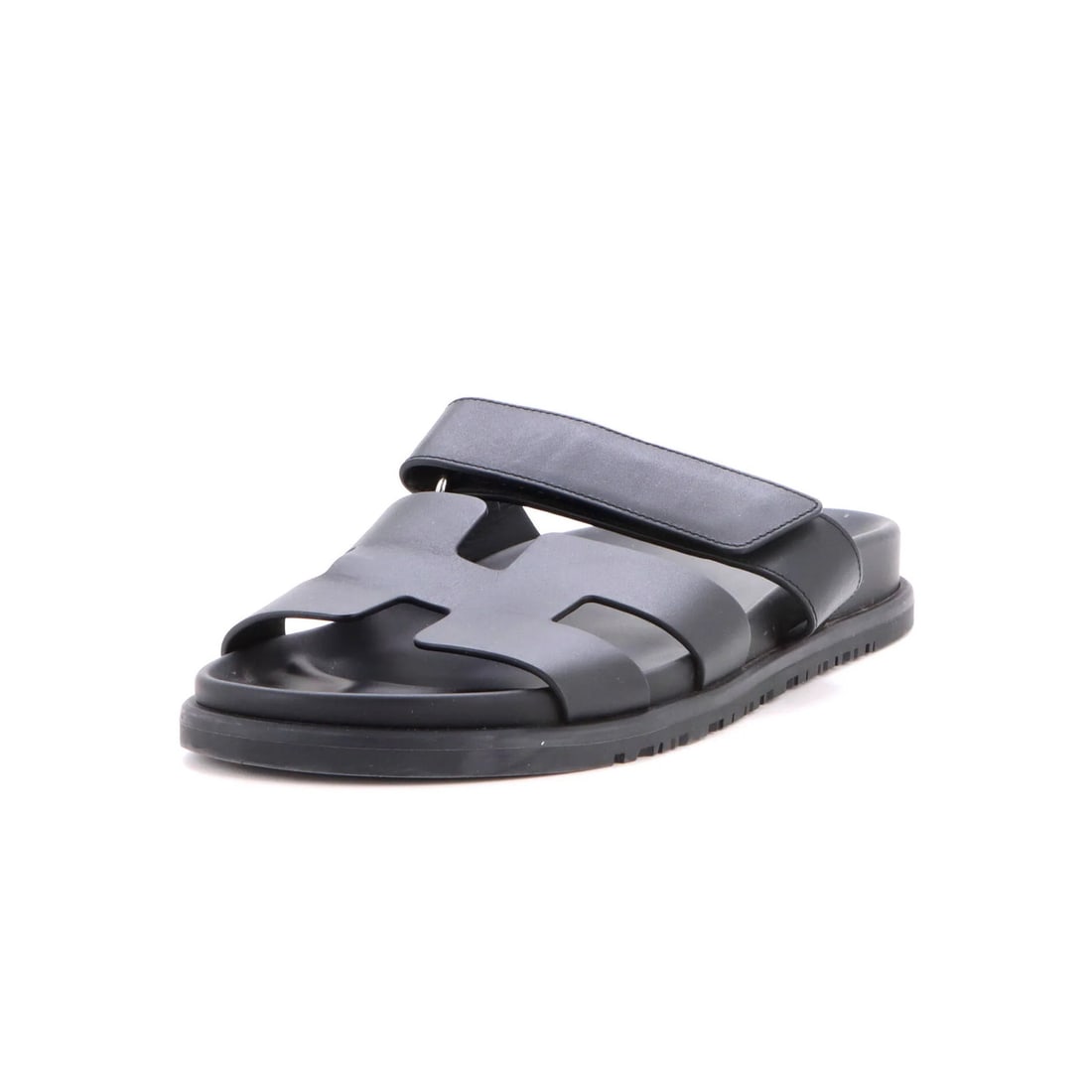 Women's leather sandals with chypre Hermes: Women's leather sandals with chypre Hermes Black leather sandals with a classic chypre Hermes design, featuring palladium hardware and minor creases and scuffs throughout. The interior has a slight od