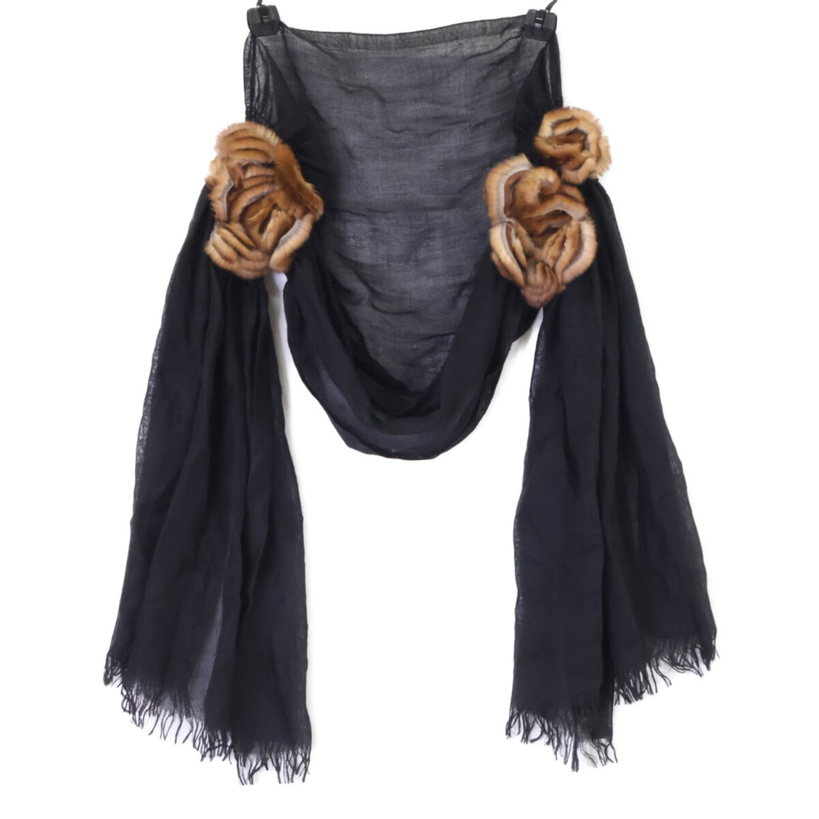 Fendi Stole Cashmere: Fendi Stole Cashmere Fendi's stole cashmere is a luxurious piece, measuring 1.6m x 75cm in size and crafted from high-quality cashmere material. The item bears a signature, adding a touch of exclusivi