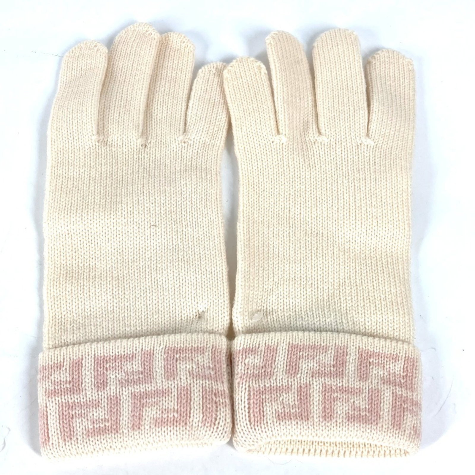 Fendi Wool Gloves: Fendi Wool Gloves Fendi's wool gloves are crafted from high-quality materials, boasting a classic design with a total length of 22cm. Available in two neutral colors, beige and pink, these short glove