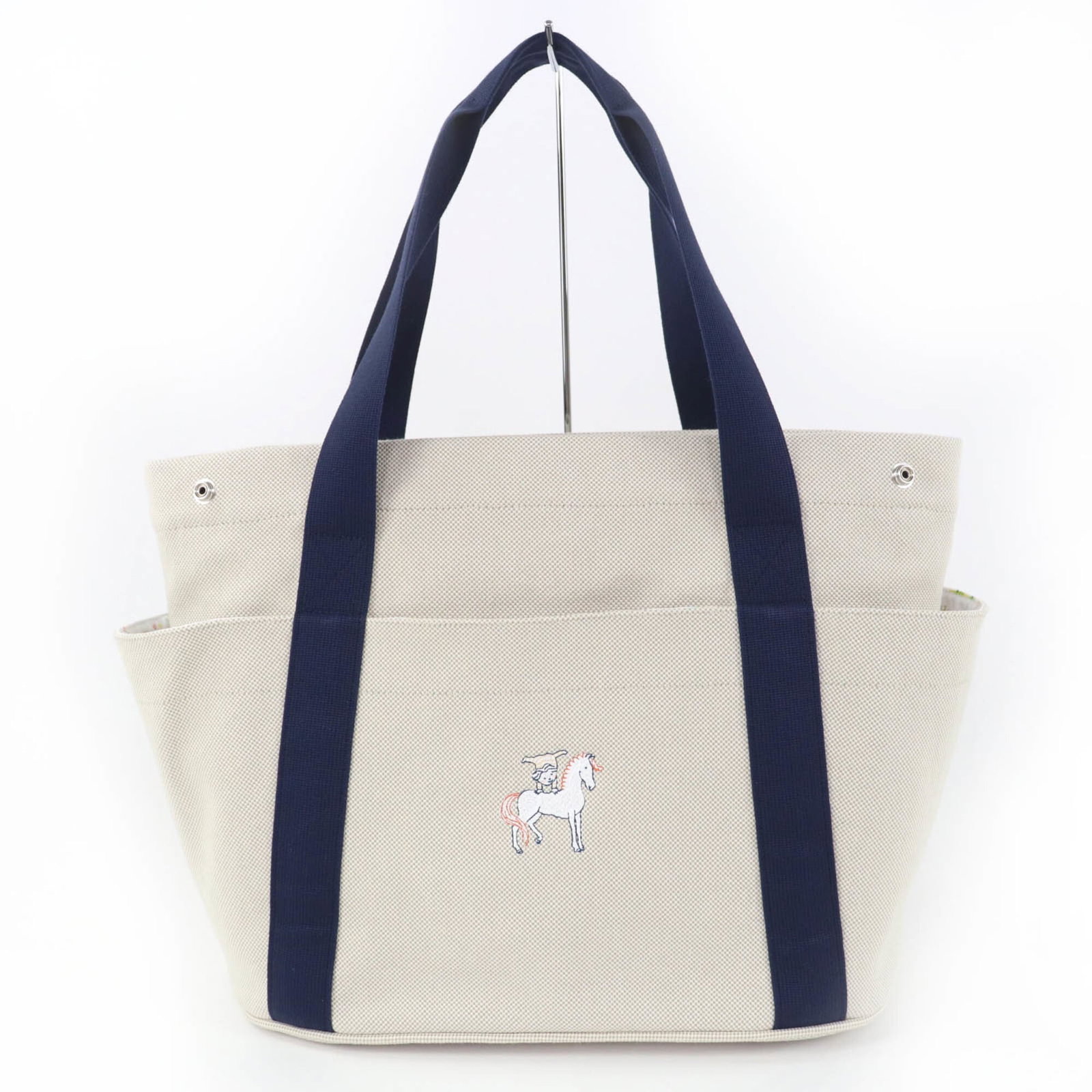 Hermes Tote Bag Cotton Polyurethane Polyamide: Hermes Tote Bag Cotton Polyurethane Polyamide Cotton, polyurethane, and polyamide materials come together in the Hermes tote bag, crafted with a light gray color. Measuring 32cm x 43cm x 18.5cm, this 
