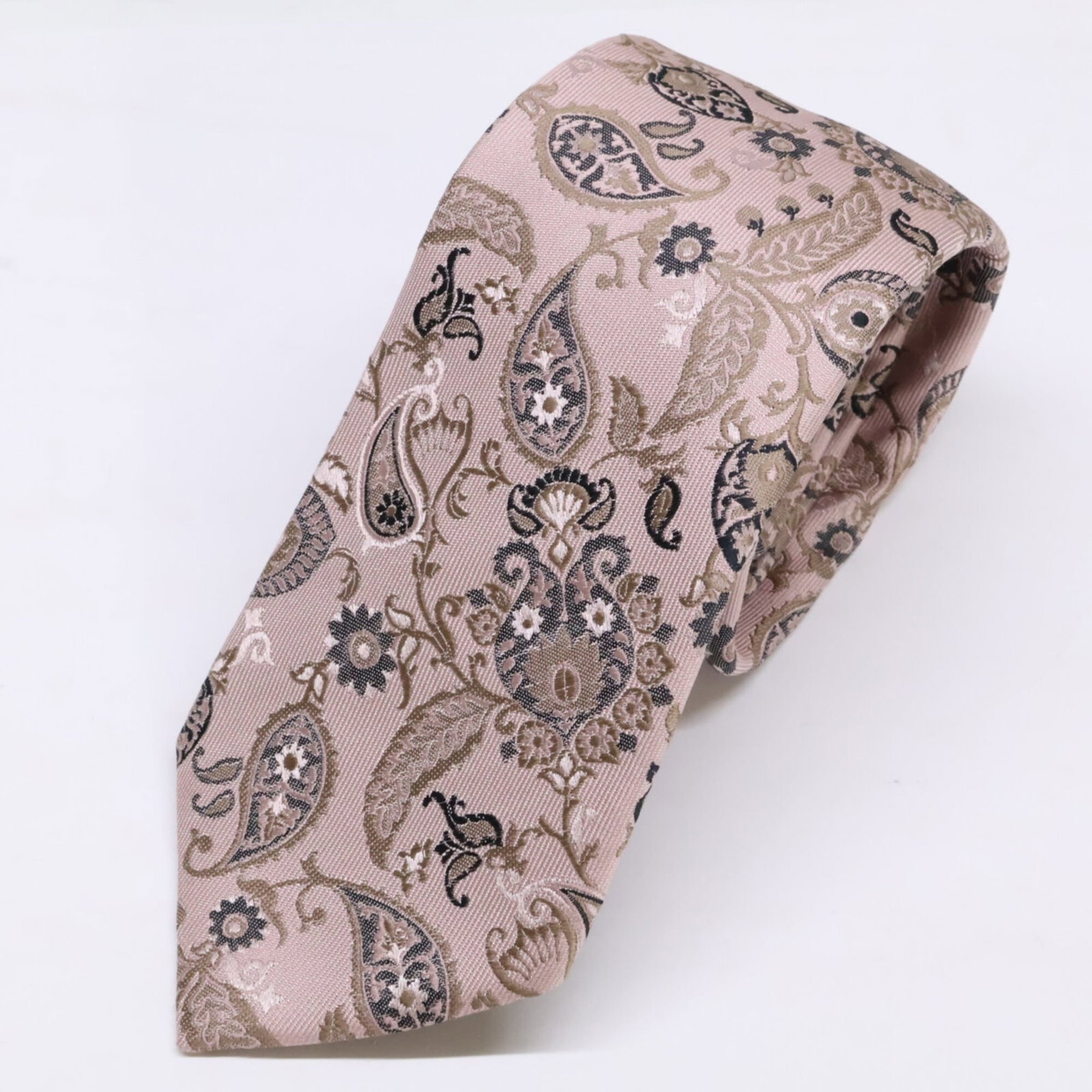 Cravat Silk Gucci: Cravat Silk Gucci Silk cravat from Gucci, measuring 152cm in length and 7cm in width, features a vibrant pink color. Made from high-quality silk material, this accessory boasts a classic design that a