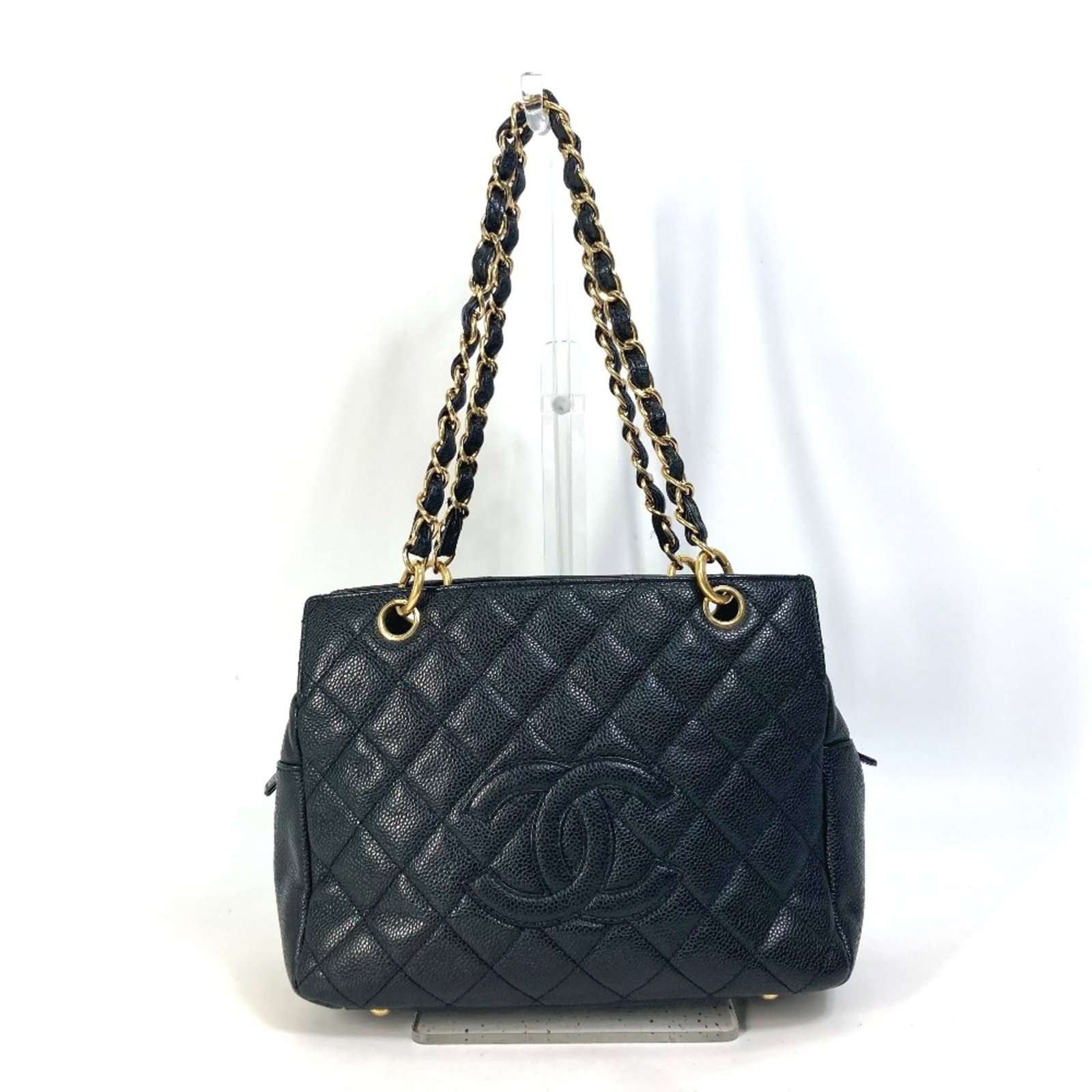 Shoulder Bag Leather Chanel: Shoulder Bag Leather Chanel Black leather shoulder bag from Chanel, measuring 24cm wide x 17.5cm high x 12cm deep. The bag features a classic design with clean lines and a timeless black color. Its