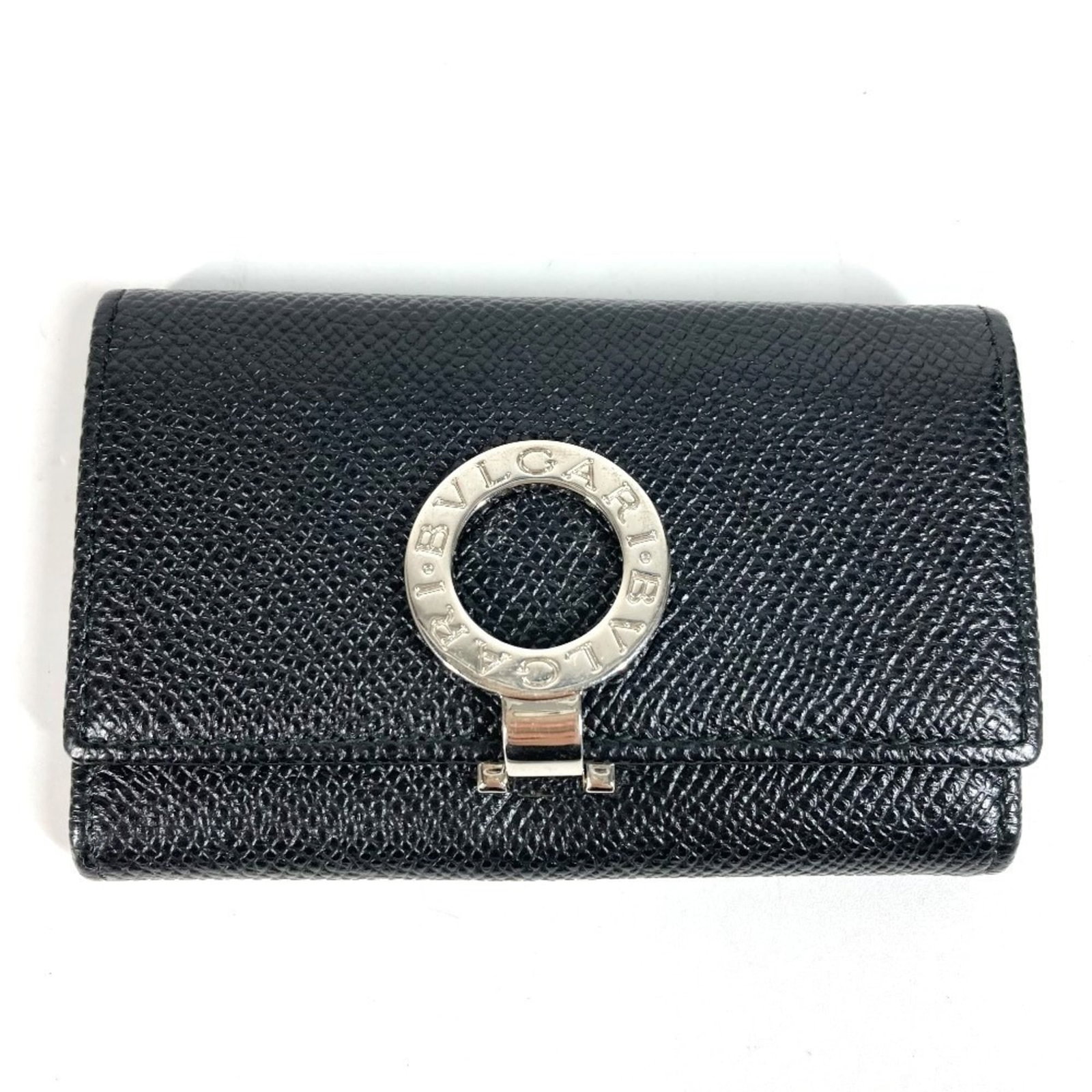 Bvlgari Keycase Leather: Bvlgari Keycase Leather Black Bvlgari Keycase Leather, made from high-quality Italian leather, features a sleek and sophisticated design with a size of 7cm x 10.5cm / 2.75'' x 4.13''. This stylish