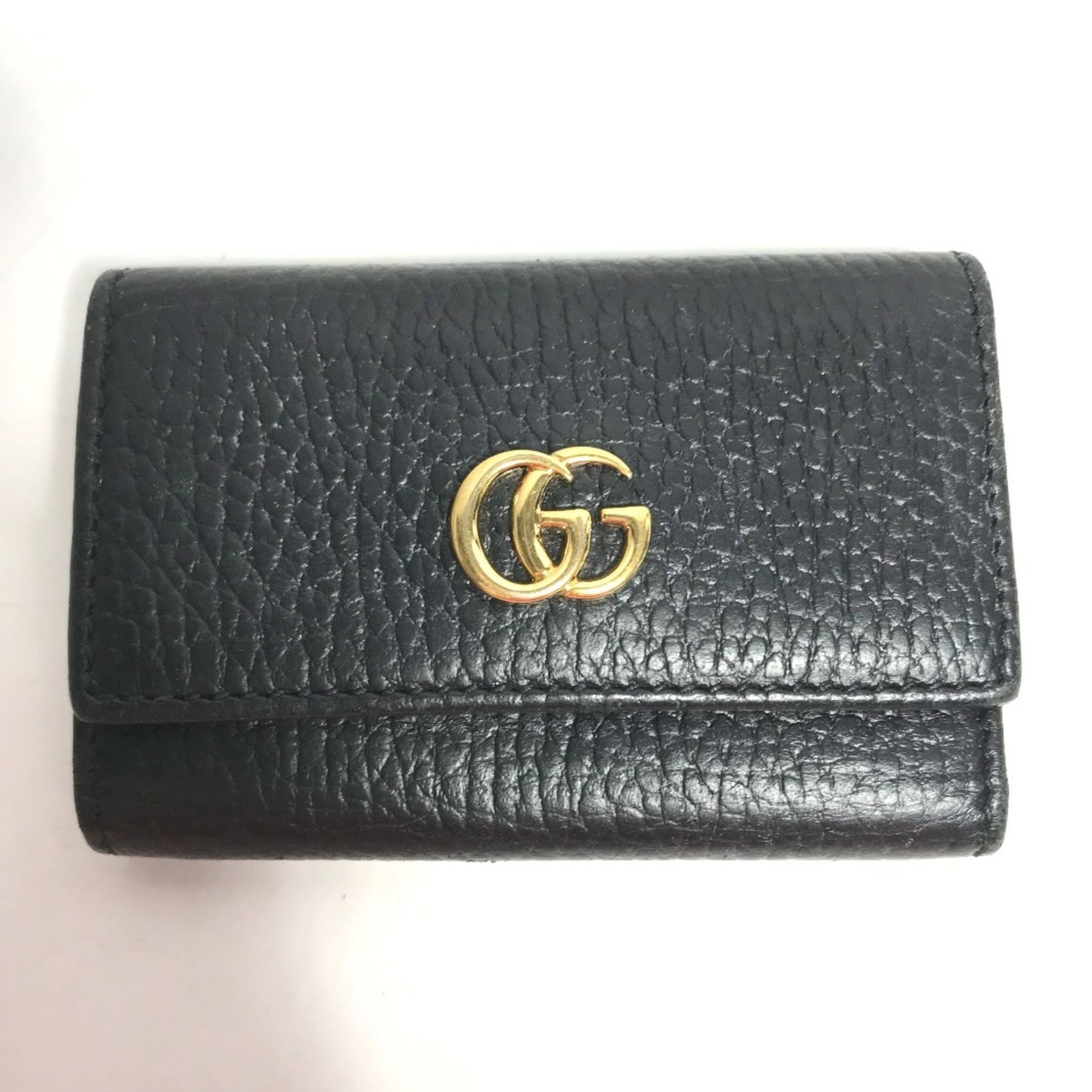 Keycase Leather by Gucci: Keycase Leather by Gucci Keycase Leather by Gucci, crafted from high-quality black leather with gold accents, measures 6cm x 9cm and features a sleek design. This elegant keycase is made from genuine