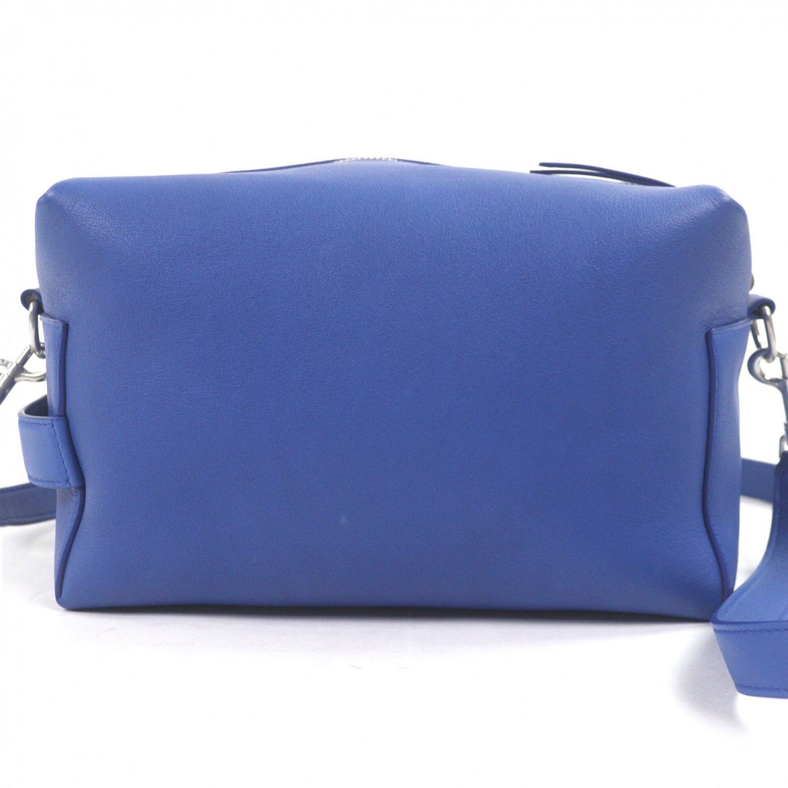 Celine Messenger Bag Shoulder Bag Leather: Celine Messenger Bag Shoulder Bag Leather Calfskin leather Celine messenger bag with shoulder strap, measuring 15cm x 25cm x 15cm. The blue color and high-quality material make for a stylish and