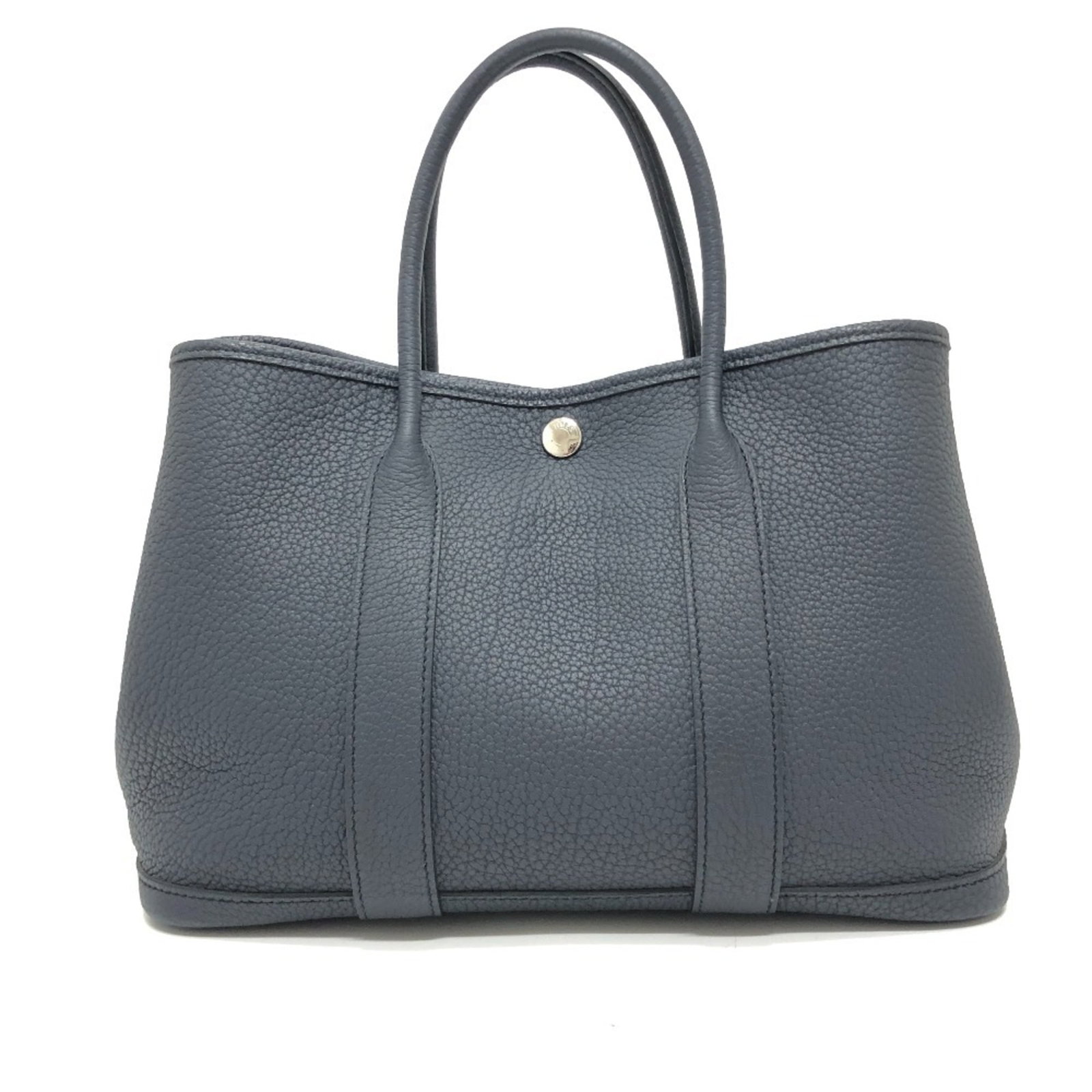Handbag Hermes Negonda: Handbag Hermes Negonda The Hermes Negonda handbag boasts sleek, all-black Negonda leather construction. Measuring 21cm x 30cm x 14cm, it offers a compact yet stylish design. This black Negonda handbag