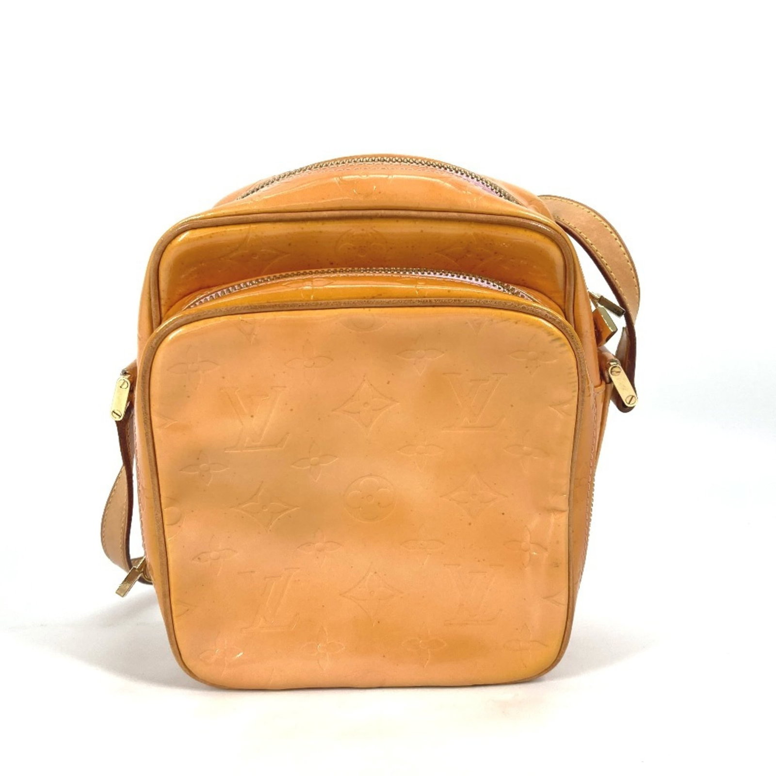 Vernis Monogram Pochette Bag Shoulder Louis Vuitton: Vernis Monogram Pochette Bag Shoulder Louis Vuitton Pink, Rose, and Rose pink Monogram Vernis details adorn this Louis Vuitton Pochette Bag Shoulder. The bag's 19cm x 15.5cm x 5.5cm size and strap
