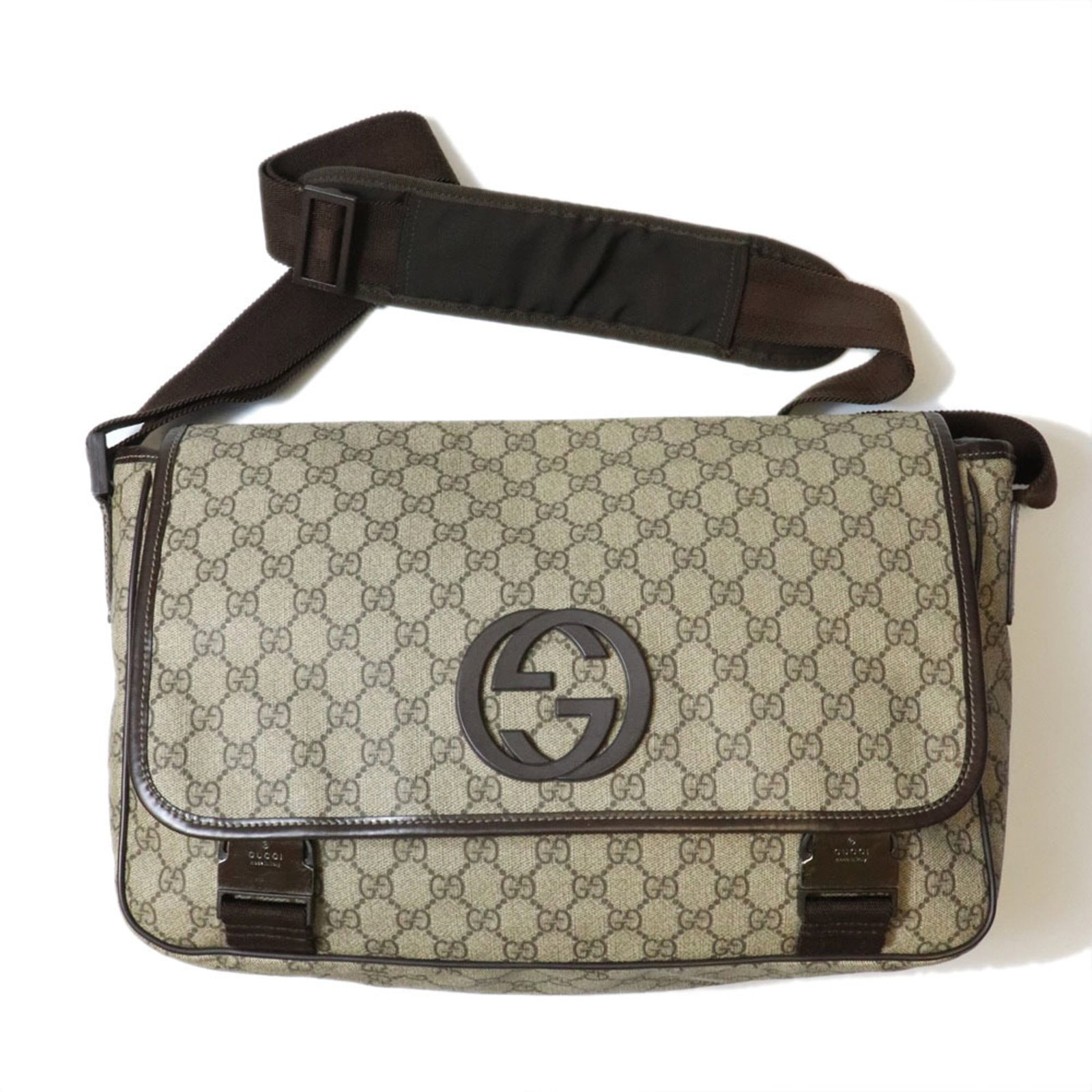Supreme bag Gucci shoulder: Supreme bag Gucci shoulder Gucci's GG Supreme shoulder bag boasts a timeless design with clean lines and a classic beige color. Made from high-quality material, its spacious interior provides ample ro