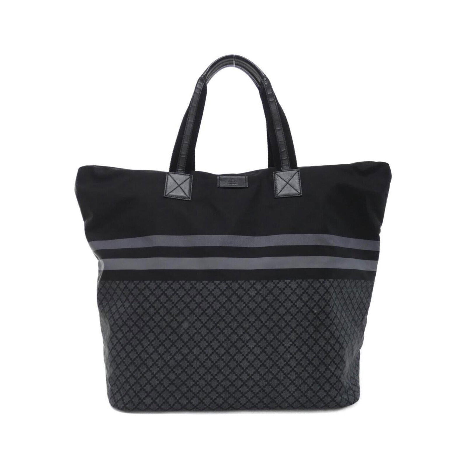 Nylon Handbag Gucci: Nylon Handbag Gucci Nylon Gucci handbag with classic design, measuring 44cm x 59cm x 23cm. Made from durable nylon material in black and gray color options. A stylish accessory for everyday use. Item 