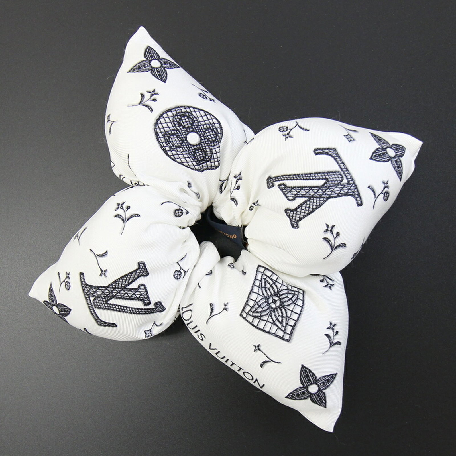Vuitton Silk Hair Louis Piqu Fleur 100% White Scrunchie M96838 Lv Women's Louis: Vuitton Silk Hair Louis Piqu Fleur 100% White Scrunchie M96838 Lv Women's Louis This Louis Vuitton Silk Hair Louis Piqu Fleur Scrunchie is made from 100% white silk and features the iconic Fleur