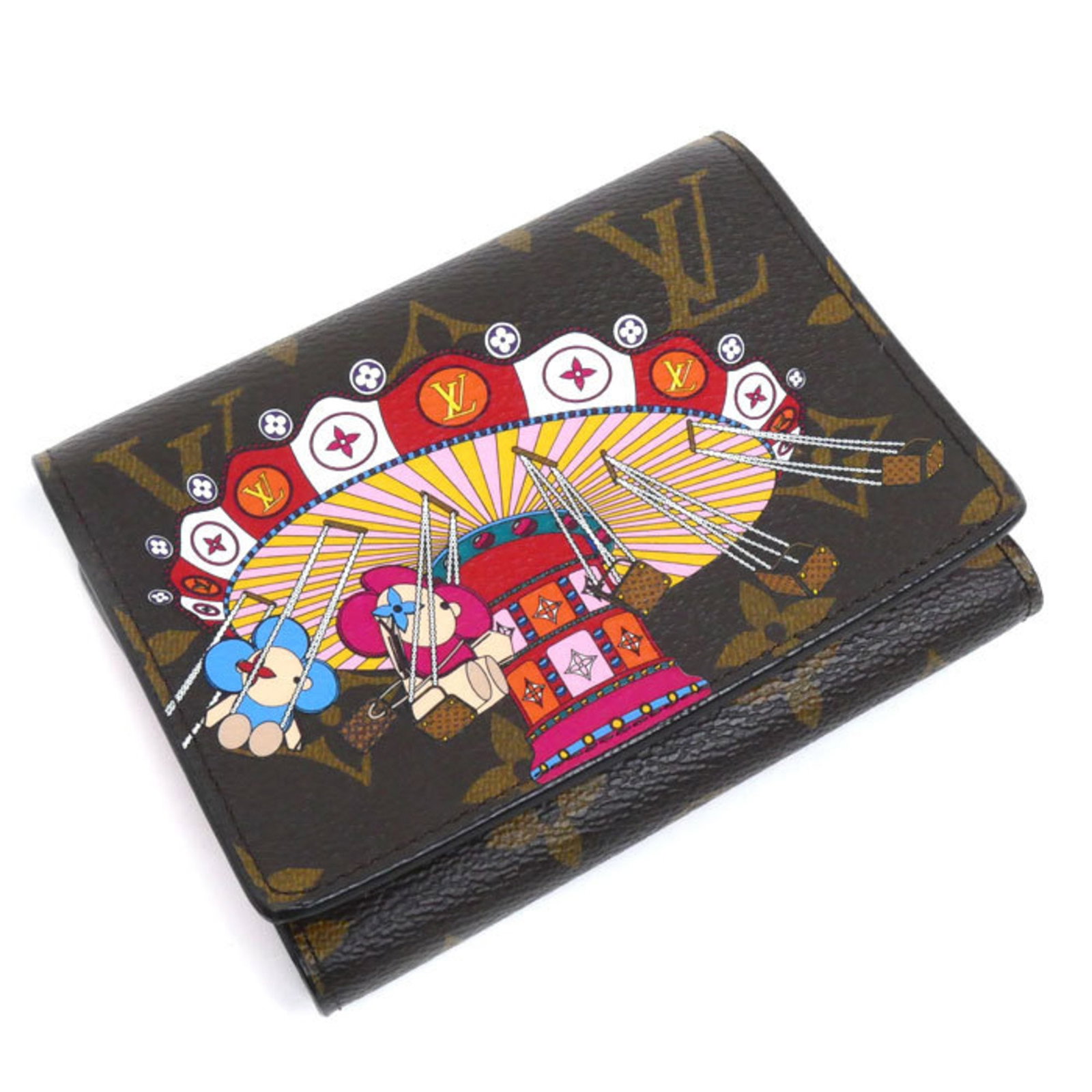 Louis Vuitton Wallet (Tri-Fold) Monogram: Louis Vuitton Wallet (Tri-Fold) Monogram The Louis Vuitton Wallet (Tri-Fold) Monogram boasts a classic design with a timeless tri-fold layout, featuring the iconic monogram pattern in brown and
