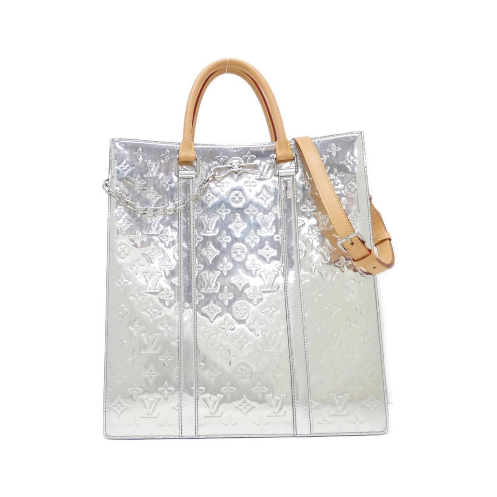 Louis Vuitton Handbag PVC: Louis Vuitton Handbag PVC Silver Louis Vuitton PVC handbag with classic design, measuring 40cm x 36cm x 9cm. Made from high-quality PVC material, this stylish bag features a sleek and modern