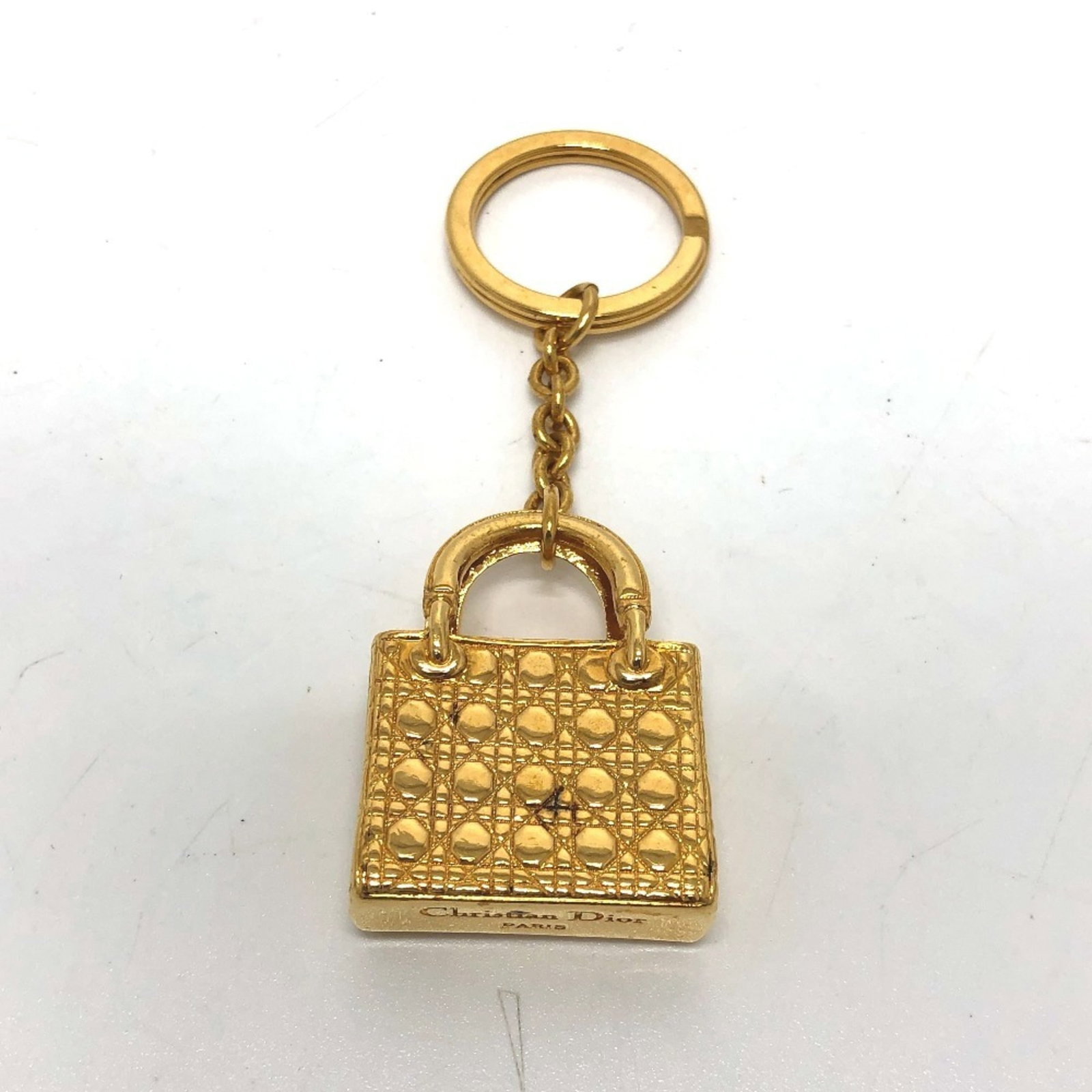 Keyring by Christian Dior of Metal: Keyring by Christian Dior of Metal Christian Dior's metal keyring boasts sleek lines and a chic design, making it a stylish accessory for everyday use. Measuring just 3.5cm x 2.7cm x 1cm in size, the 