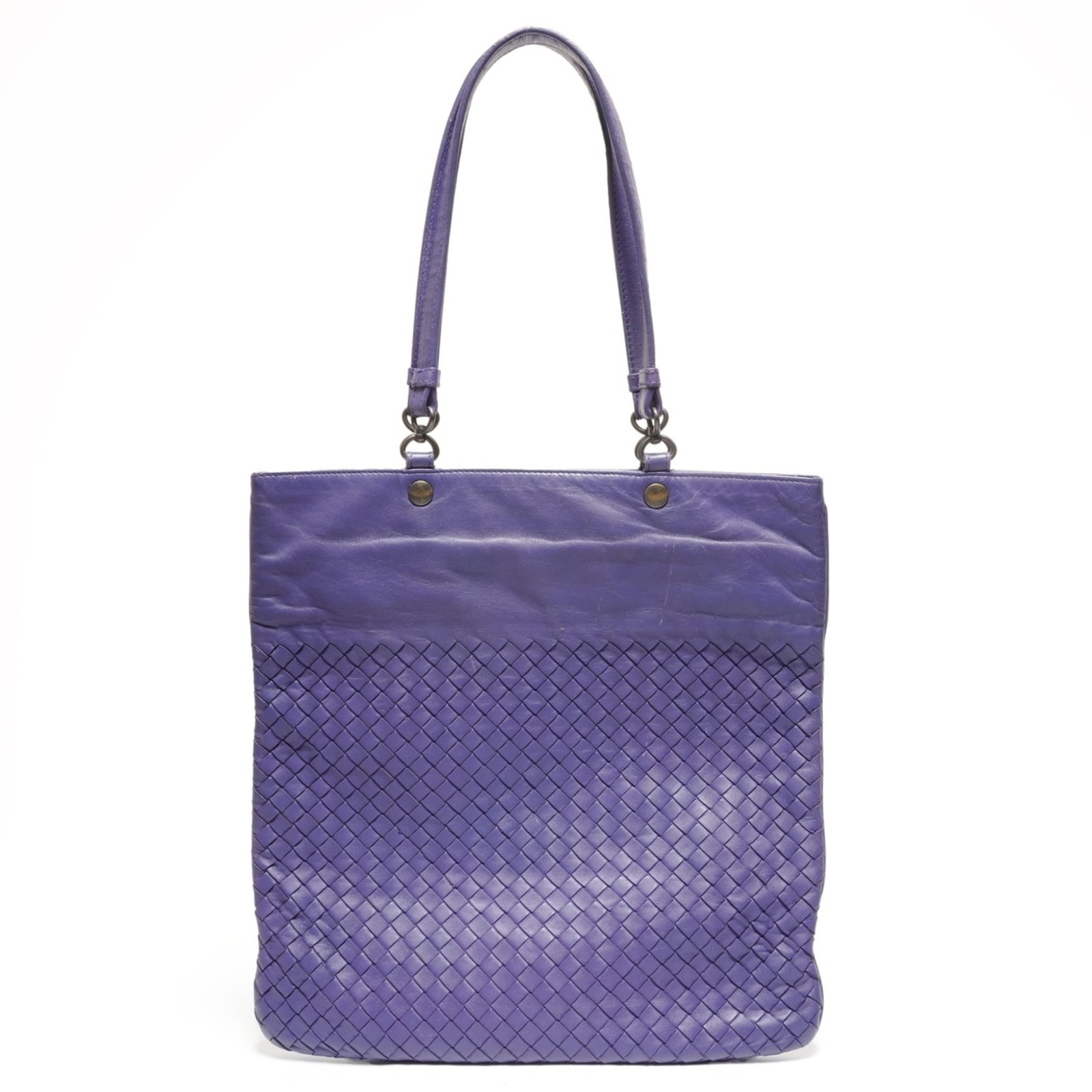 Veneta Bottega Shoulder Bag Intrecciato: Veneta Bottega Shoulder Bag Intrecciato The Veneta Bottega Shoulder Bag Intrecciato boasts an eye-catching purple hue and intricate intrecciato design, showcasing the brand's signature woven pattern.
