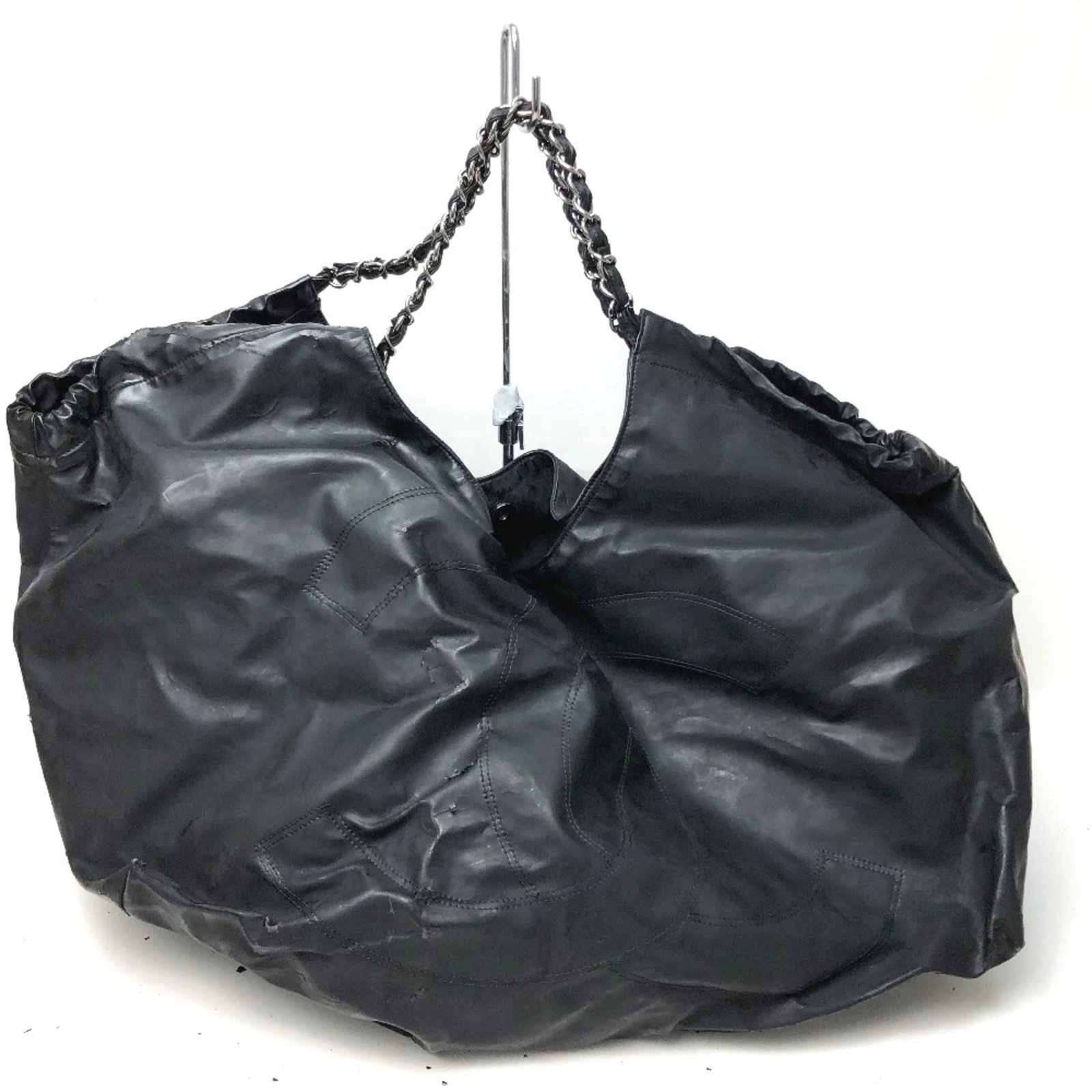 Shoulder Bag by Chanel: Shoulder Bag by Chanel Black Chanel shoulder bag with 30cm x 51cm x 24cm dimensions and a pouch accessory. This classic design features clean lines, timeless elegance, and premium materials. A stylish