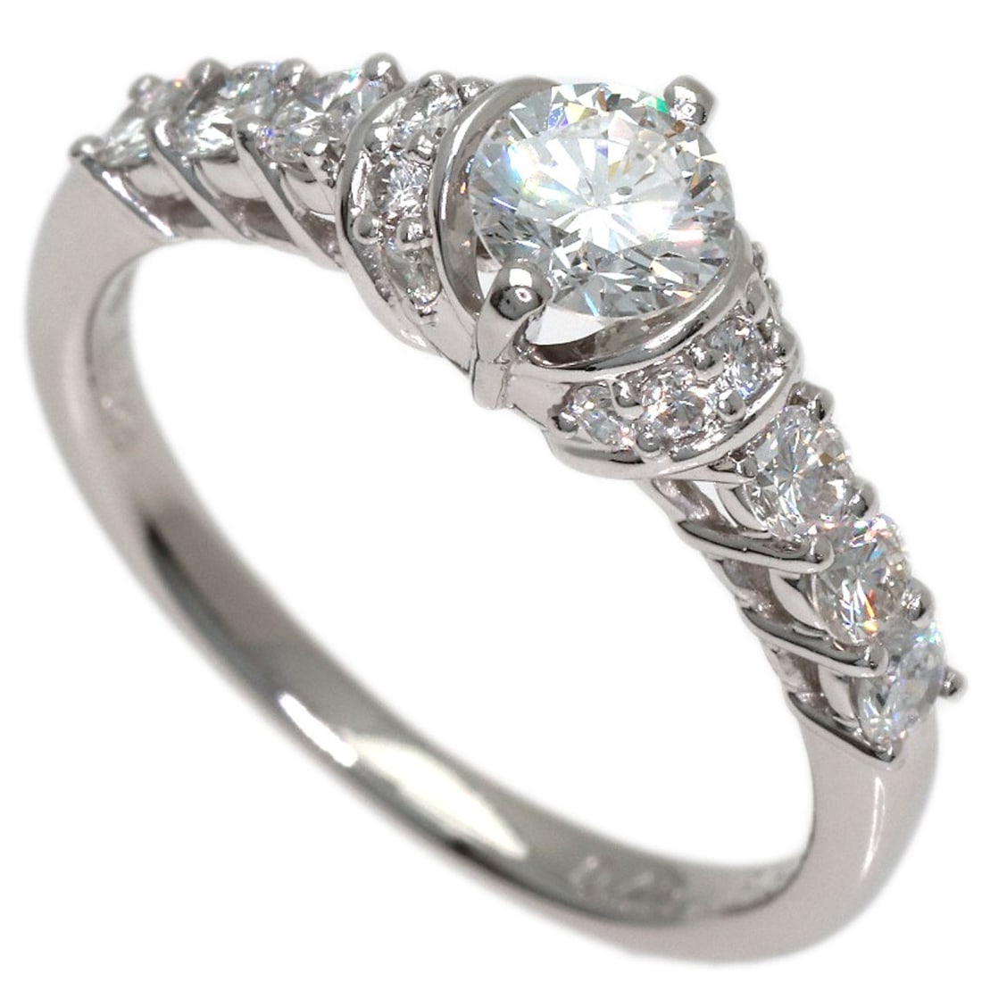 0.39Ct Diamond Ring Platinum Pt900 3.9G: 0.39Ct Diamond Ring Platinum Pt900 3.9G Platinum Pt900 ring features a stunning 0.39ct diamond, paired with a matching smaller diamond for a total carat weight of D 0.43ct. The silver metal exterior s