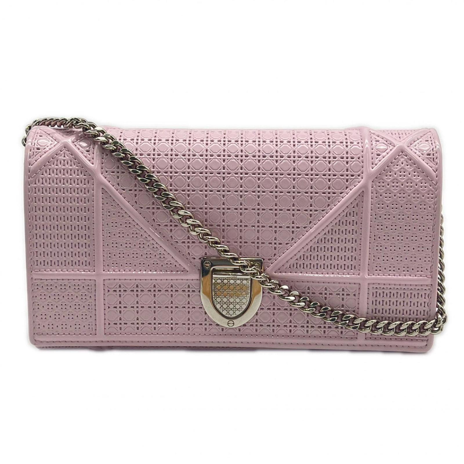 Christian Dior Chain/ Shoulder Wallet Leather: Christian Dior Chain/ Shoulder Wallet Leather Chain/Shoulder wallet in pink leather, measuring 10.5cm x 19cm x 3.5cm, features a stylish design that adds a touch of elegance to any outfit. The chain s
