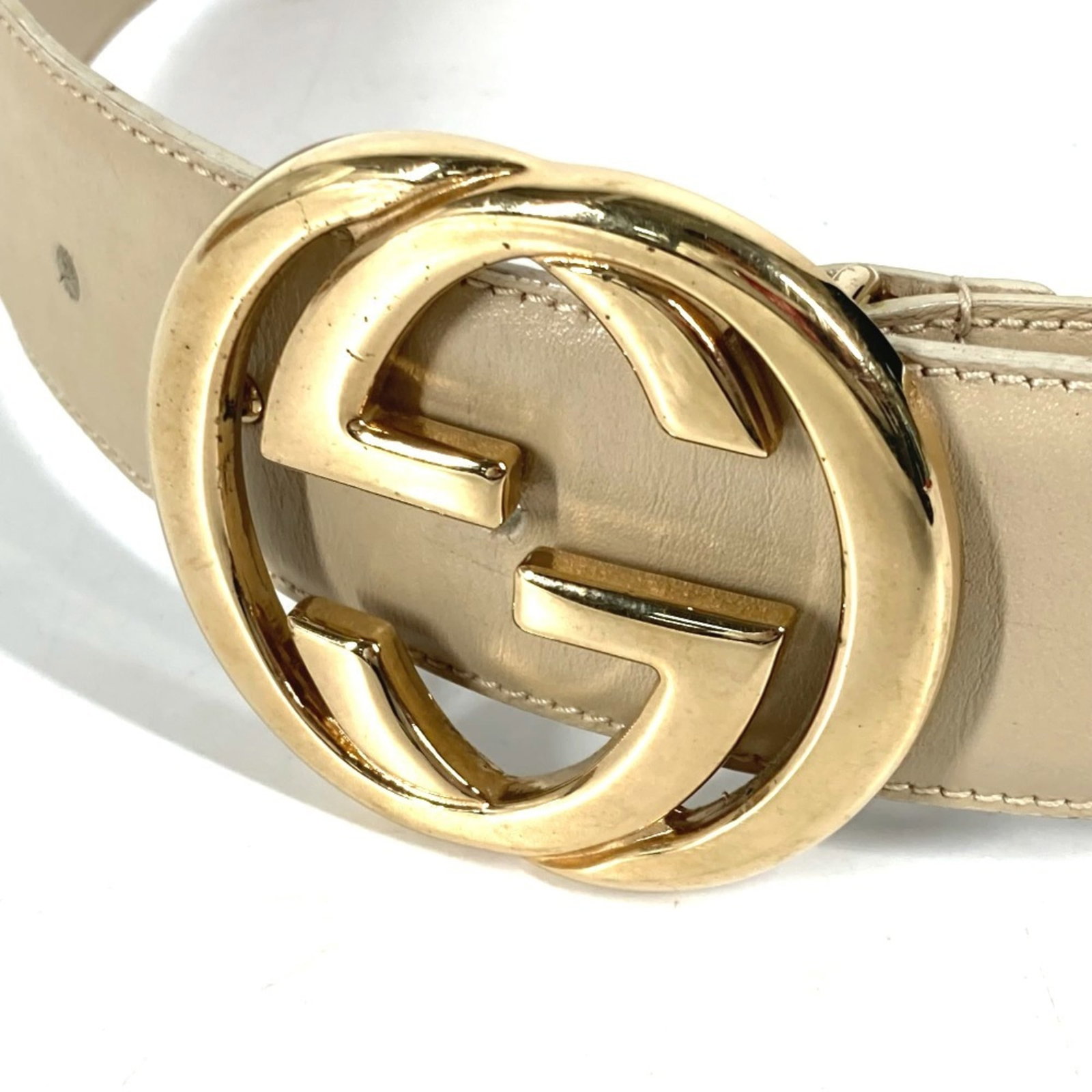 Standard Belt Gucci: Standard Belt Gucci Standard Belt Gucci in Beige and Gold. Made from high-quality leather, this classic belt features a timeless design with subtle gold embellishments. Measuring 62-67cm in length, it