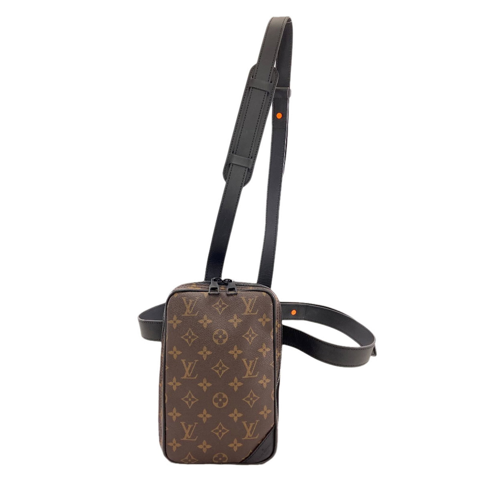 Fanny pack of Louis Vuitton Monogram: Fanny pack of Louis Vuitton Monogram Monogrammed with iconic Louis Vuitton design, this fanny pack boasts an open outer pocket for added convenience. Made from high-quality Monogram material, its