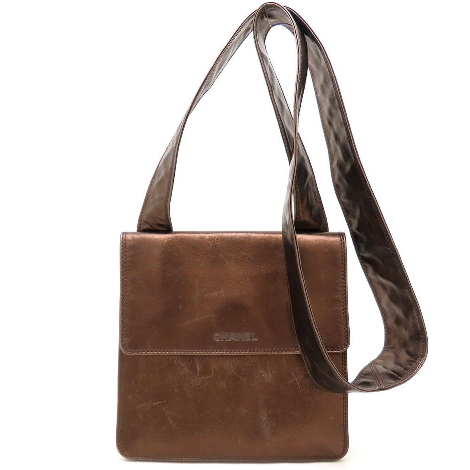 Shoulder Bag Leather Chanel: Shoulder Bag Leather Chanel Bronze leather shoulder bag with a sleek design, featuring a magnet closure and adjustable strap length. Measuring 19.5cm x 20cm x 4cm, this stylish bag is made from