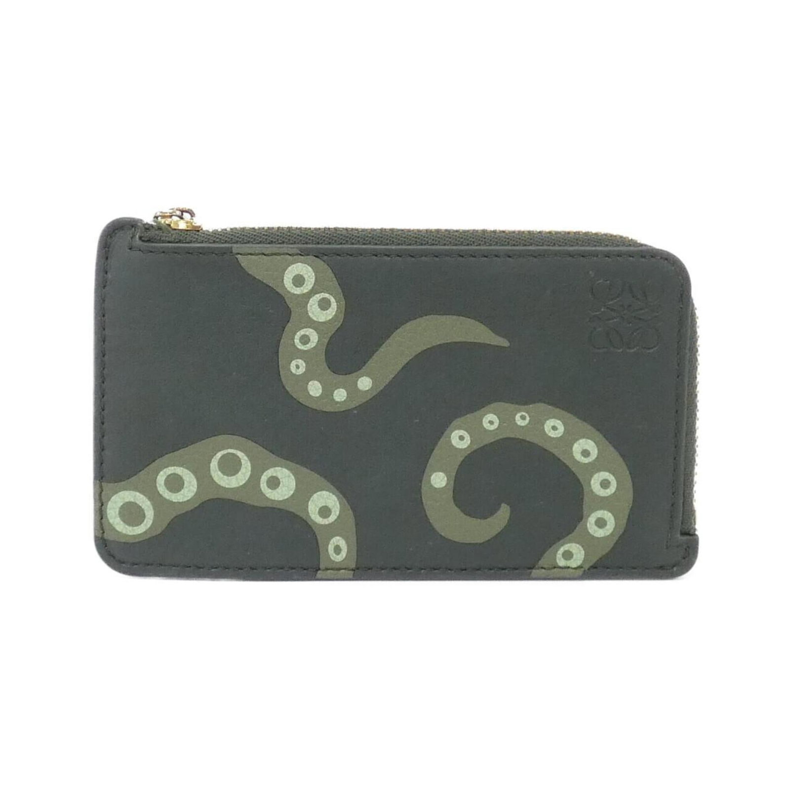 Coin Case Leather Purse Loewe: Coin Case Leather Purse Loewe Leather Coin Case Purse from Loewe features a khaki color and compact size, measuring 7cm x 13cm x 1cm. Made from high-quality leather, this coin case purse is designed