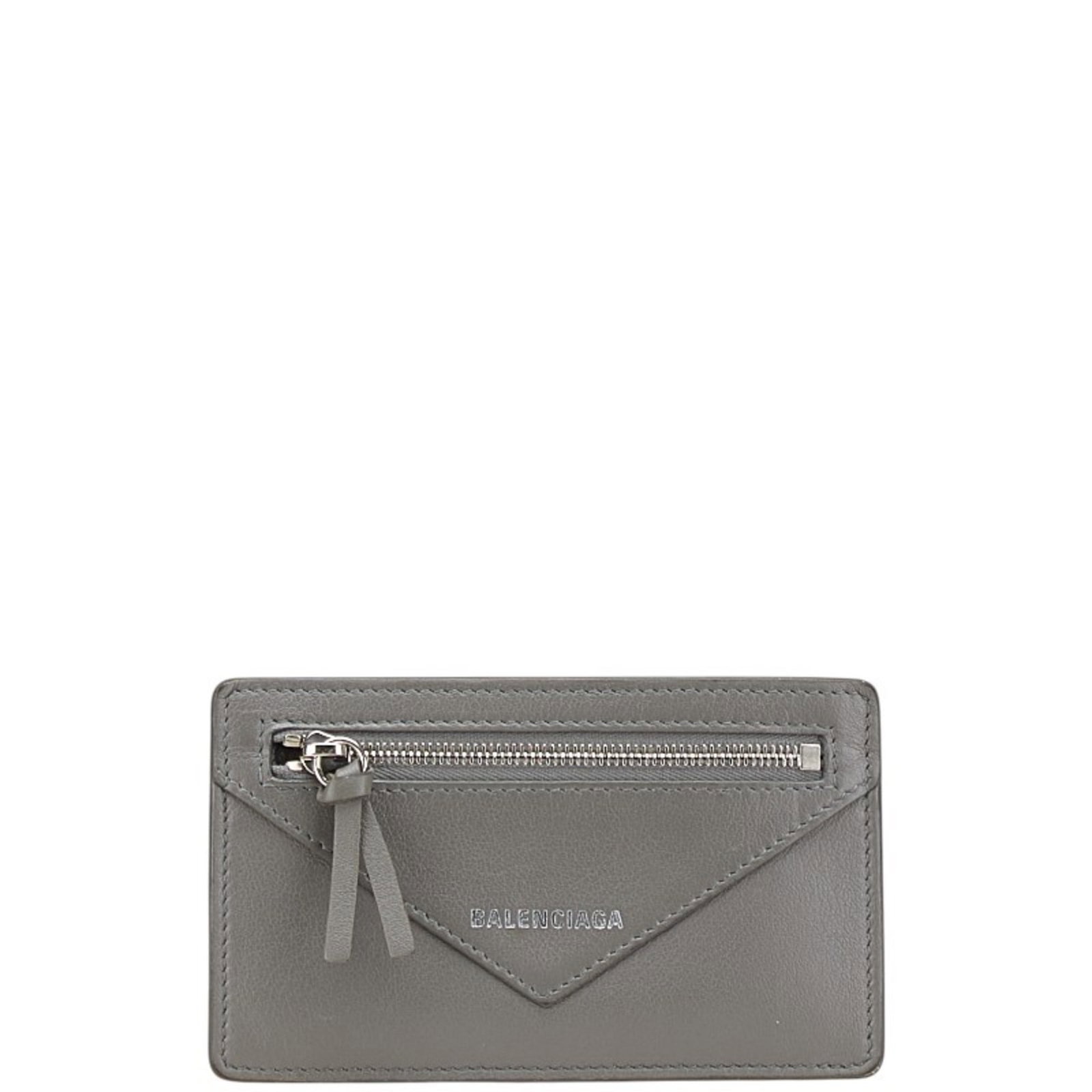 Case leather card from Balenciaga: Case leather card from Balenciaga Balenciaga's sleek card case boasts a sophisticated gray leather design, measuring 8cm x 13.5cm x 3mm in size. Crafted from high-quality leather, this compact accesso