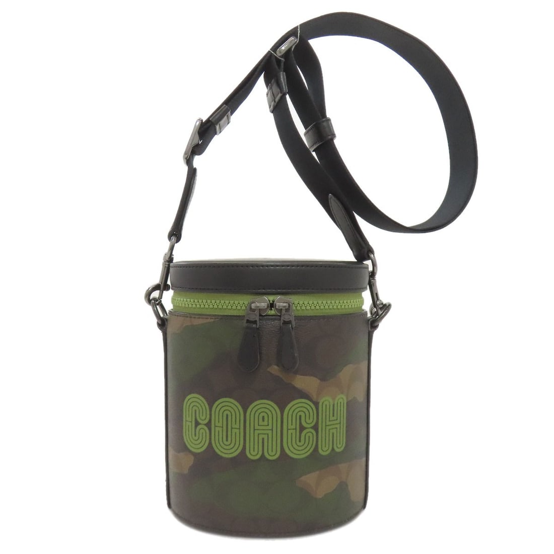 Signature shoulder bag pvc coach cc024: Signature shoulder bag pvc coach cc024 The COACH CC024 shoulder bag boasts a vibrant green exterior made from PVC, adding a touch of modern style to any outfit. This statement piece features a signatu