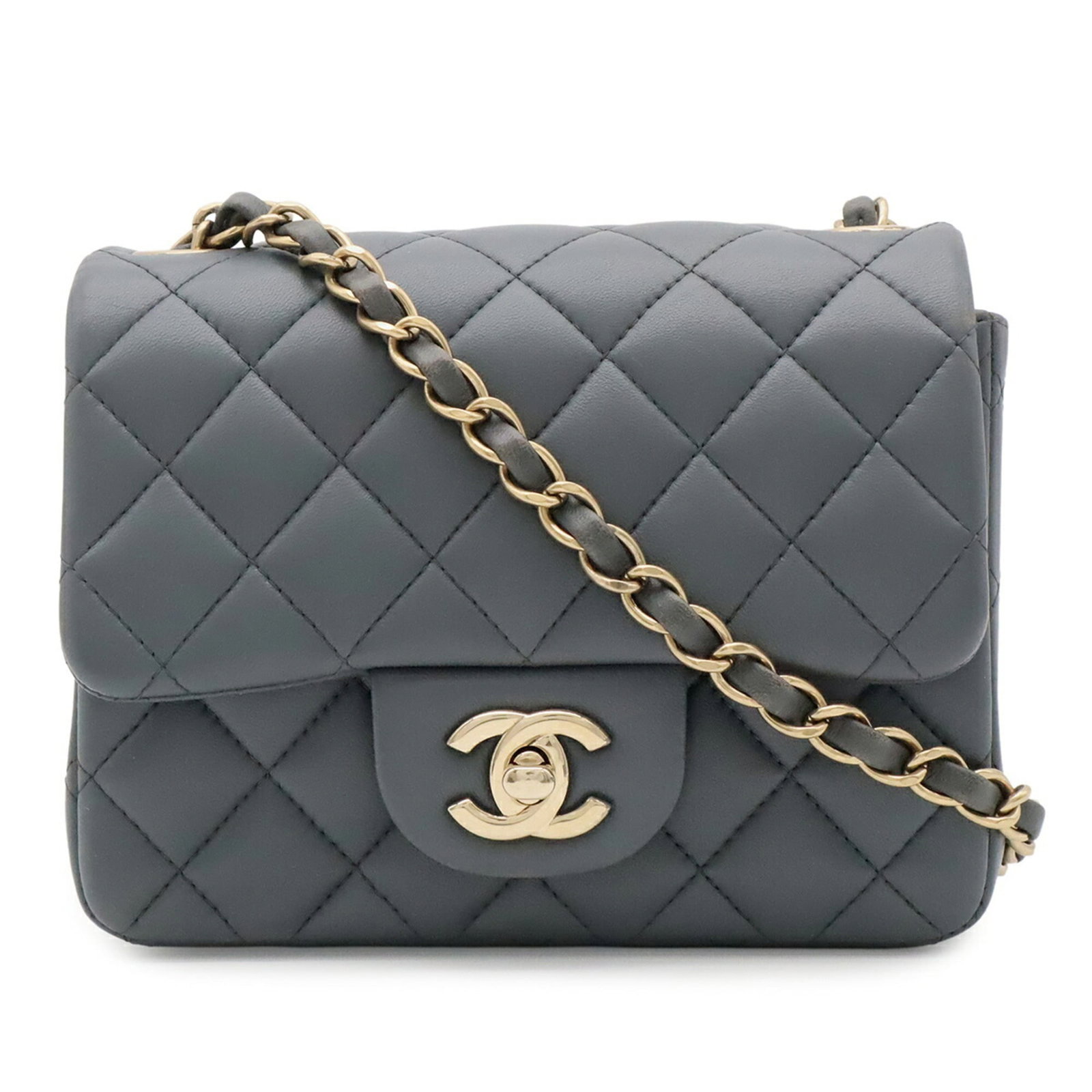 Shoulder Bag Pochette Leather Chanel: Shoulder Bag Pochette Leather Chanel Gray leather pochette with shoulder strap, measuring 13.5cm x 16.5cm x 7cm, bears a signature from the designer Chanel. This classic shoulder bag features
