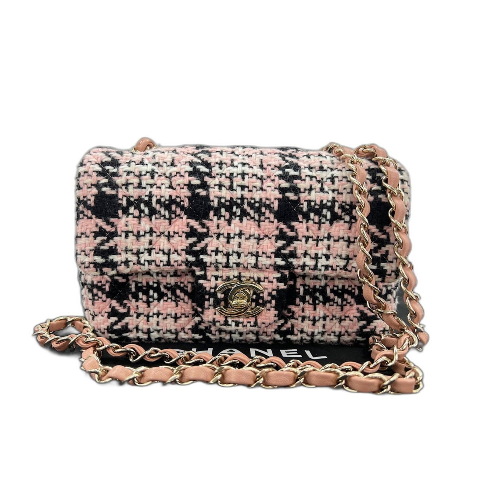 Tweed Chanel Bag Shoulder: Tweed Chanel Bag Shoulder Tweed Chanel Bag Shoulder features a unique pink tweed material, measuring 12cm x 20cm x 6cm. The bag boasts a sturdy strap length of 108cm and a classic shoulder design,