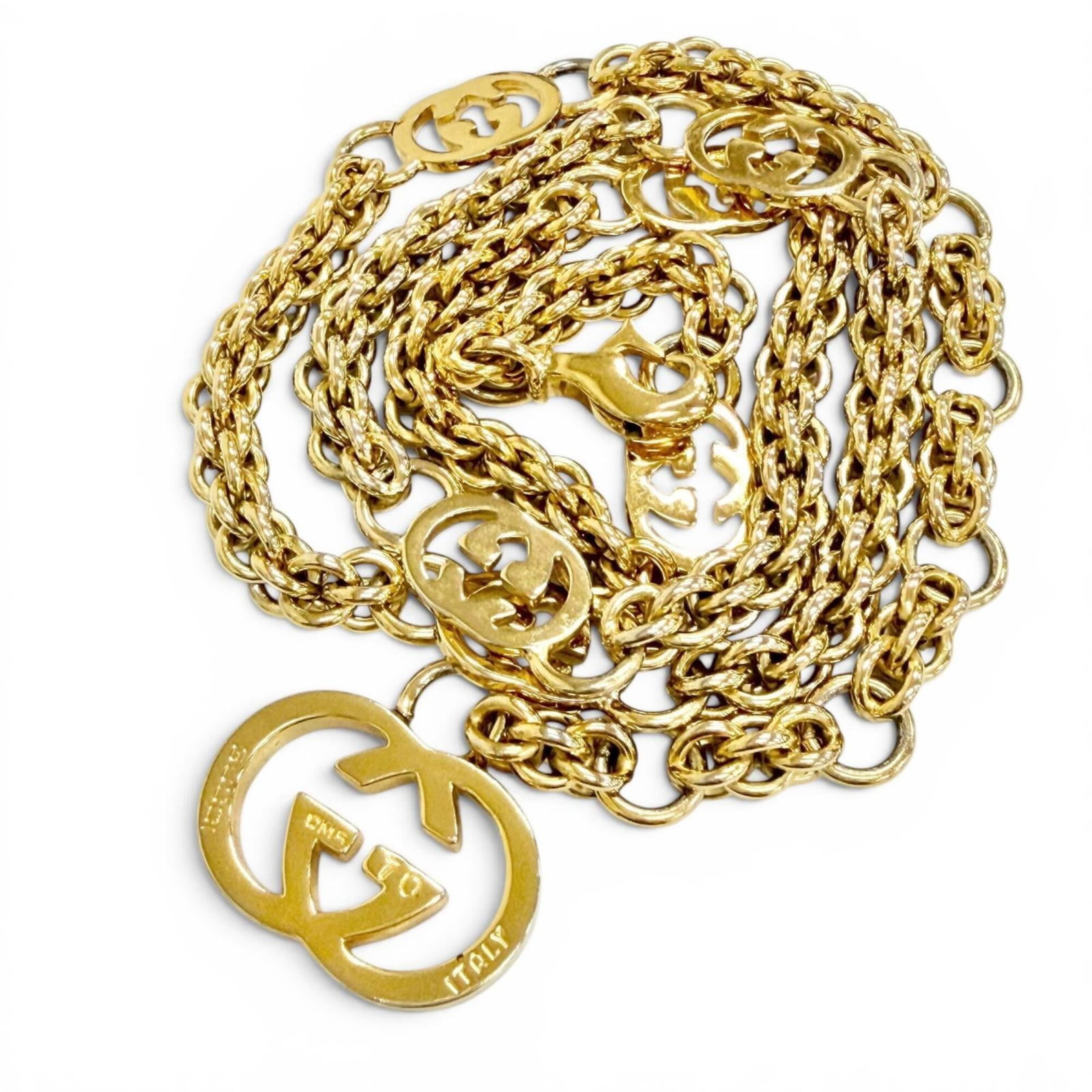 Chain Belt by Gucci: Chain Belt by Gucci Chain belt by Gucci, made in Italy with a gold finish and measuring 84cm in length. This chain belt features the iconic Gucci brand and style, perfect for adding a touch of luxury 