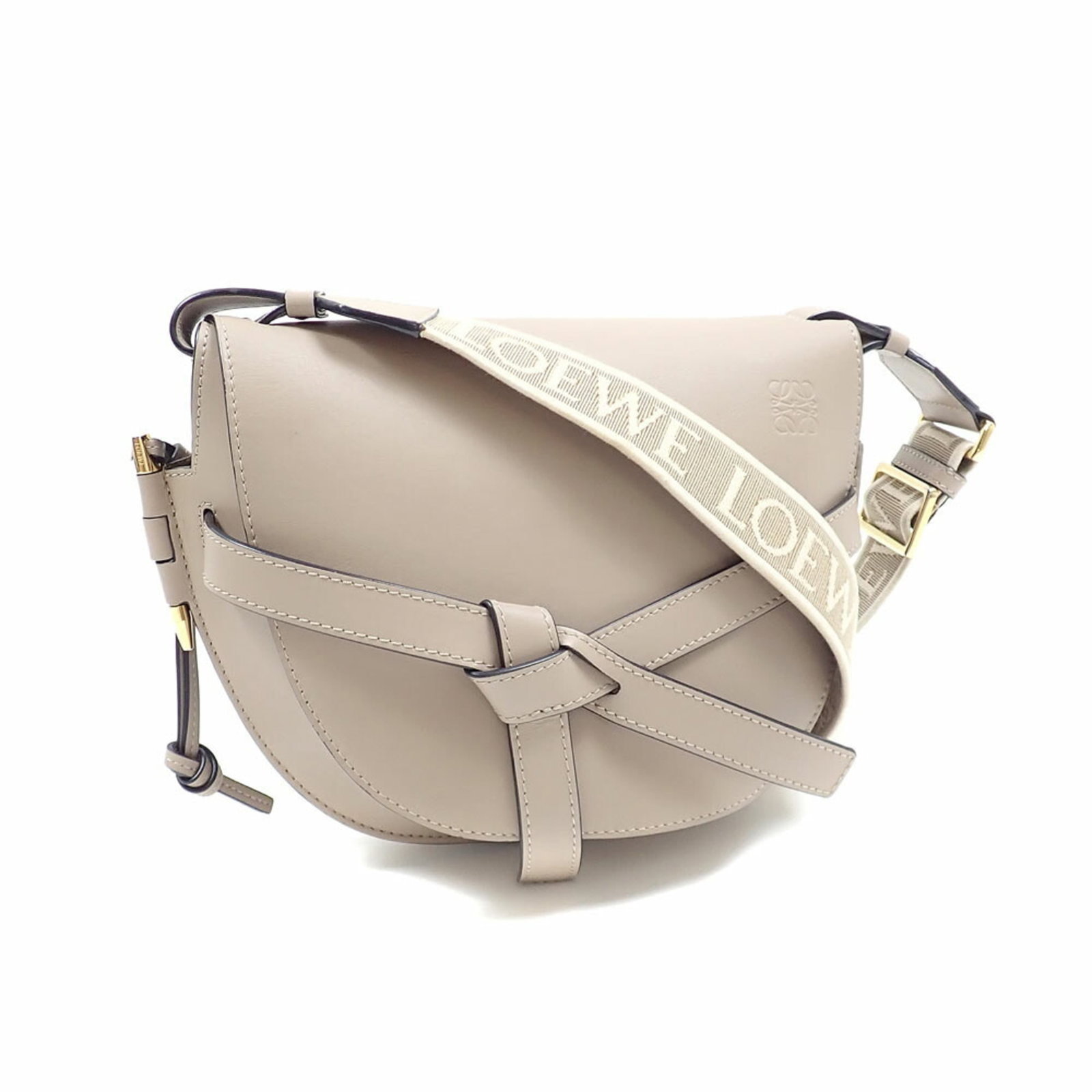 Leather Jacquard Shoulder Bag: Leather Jacquard Shoulder Bag Sand-colored leather shoulder bag with intricate jacquard design. Measuring 18cm x 24cm x 11cm, it features a classic design that exudes timeless elegance. Made from