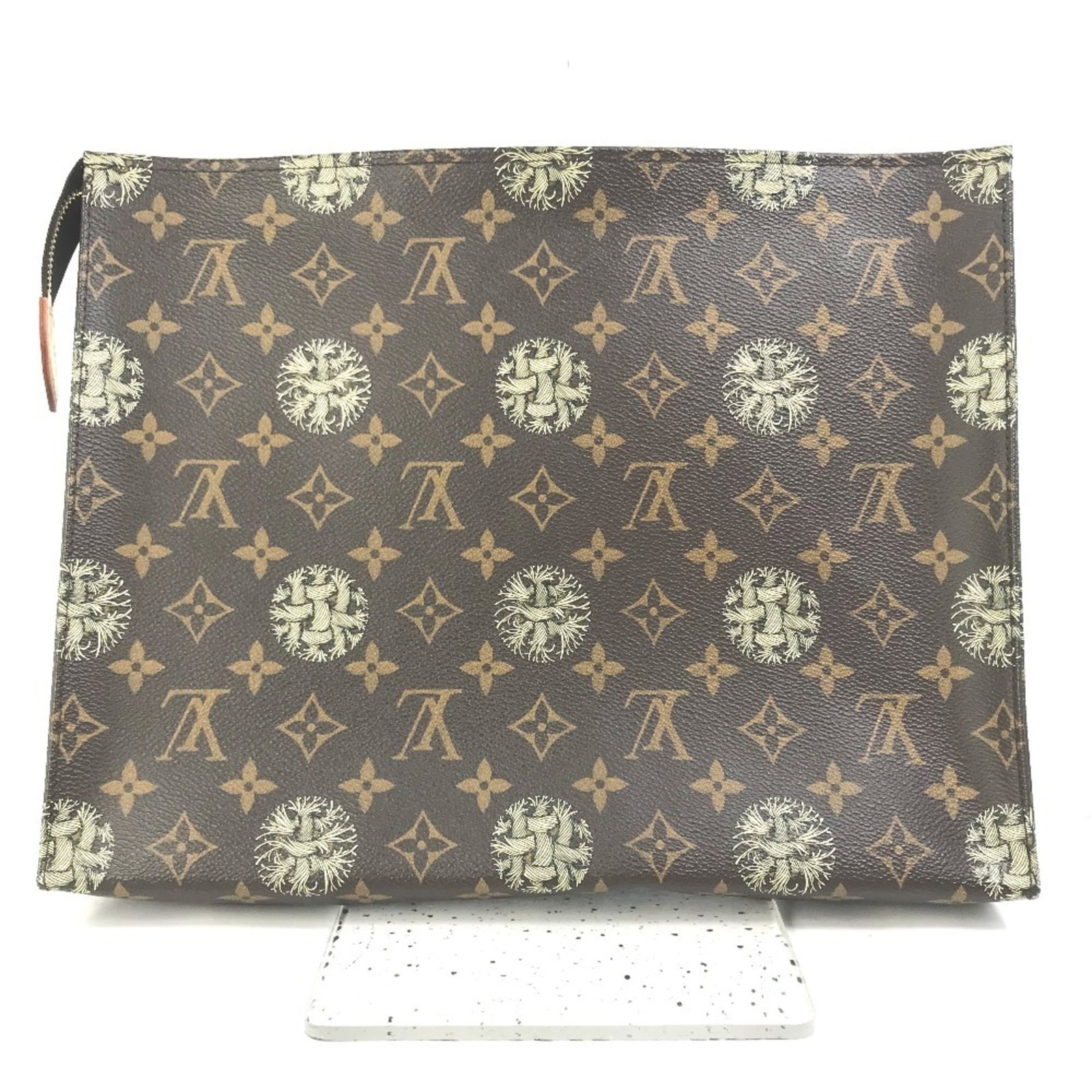 Monogram Vuitton Louis Clutch Pochette Bag: Monogram Vuitton Louis Clutch Pochette Bag Monogram Vuitton Louis Clutch Pochette Bag, featuring the iconic monogram pattern in brown, with a zipper closure and included box and dust bag. This